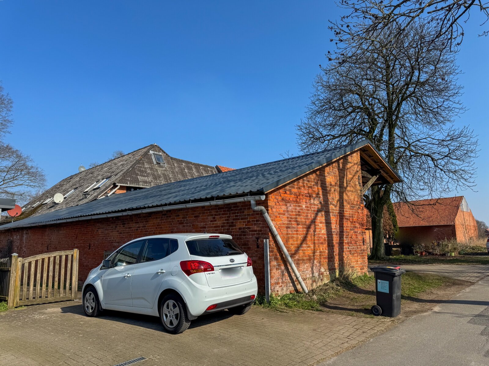 Überdachte Stellplätze optimal für gr. Fahrzeuge oder Boote