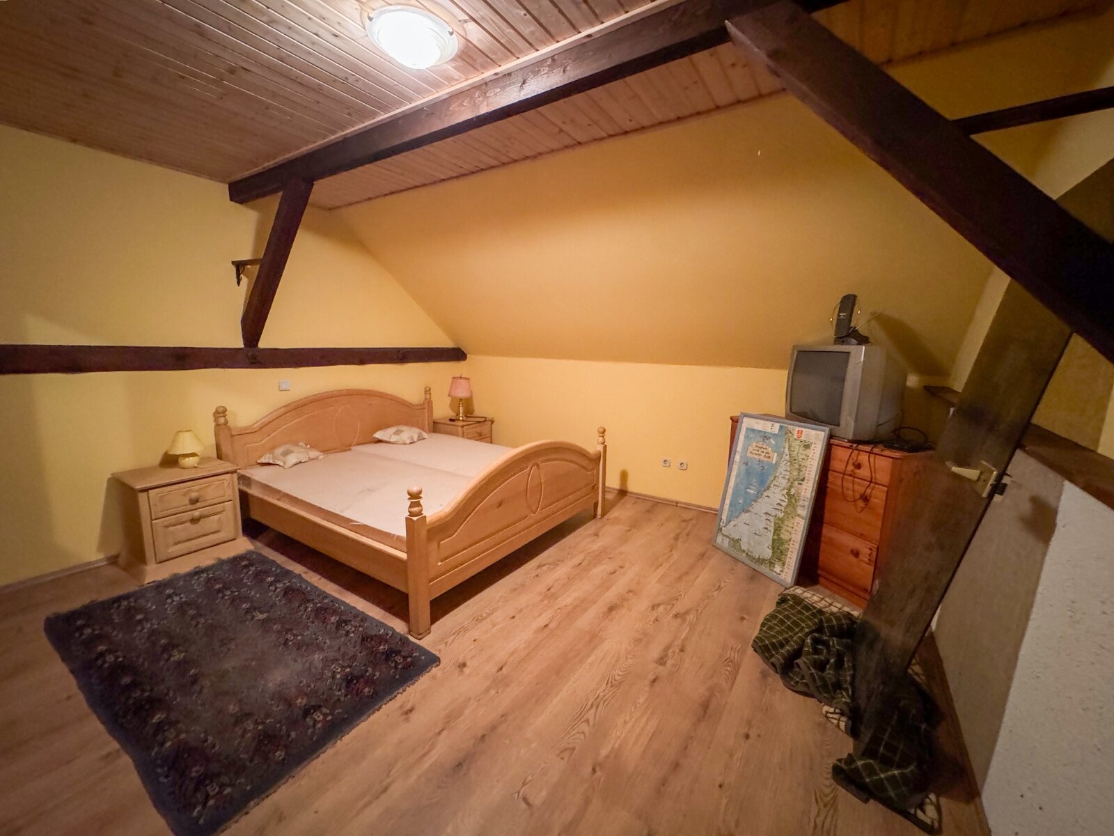 Geräumige Scheune mit Pferdeboxen und ausgebautem Bereich inkl. Bad, Küche und Zimmern