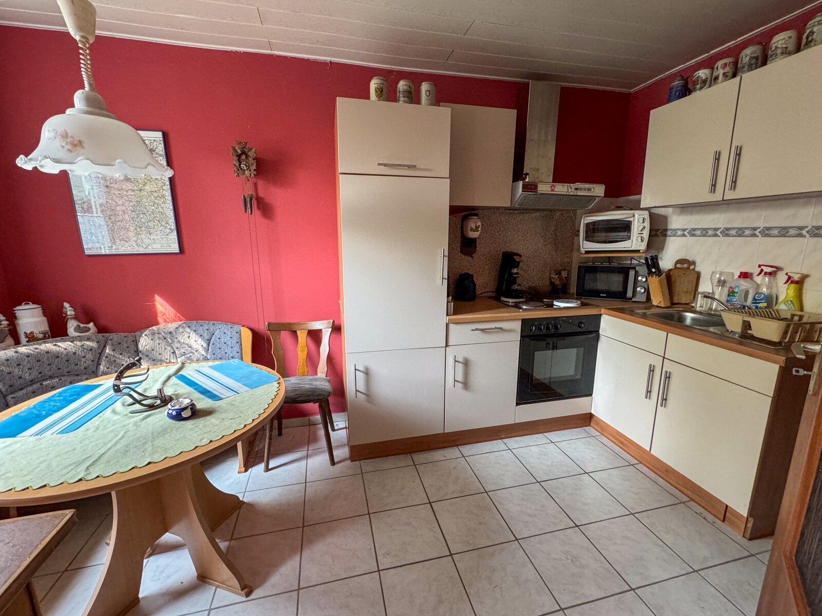 Geräumige Scheune mit Pferdeboxen und ausgebautem Bereich inkl. Bad, Küche und Zimmern