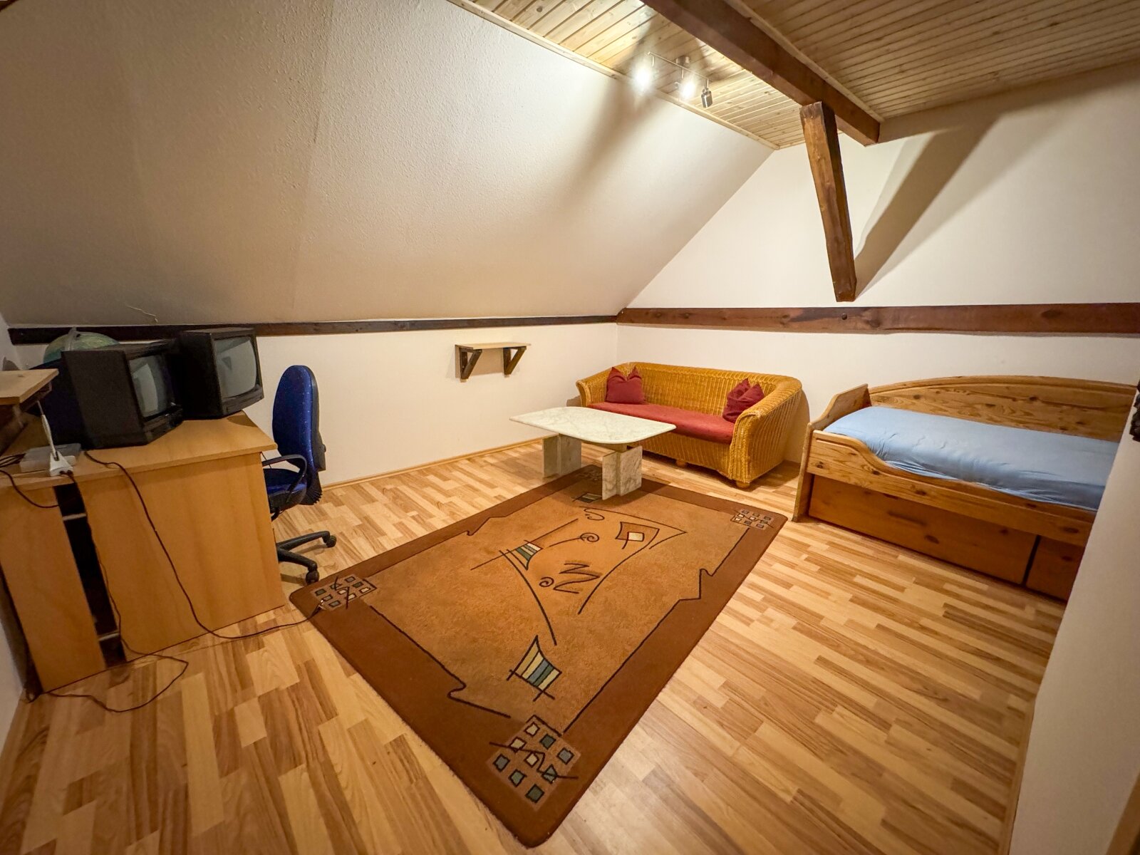 Geräumige Scheune mit Pferdeboxen und ausgebautem Bereich inkl. Bad, Küche und Zimmern