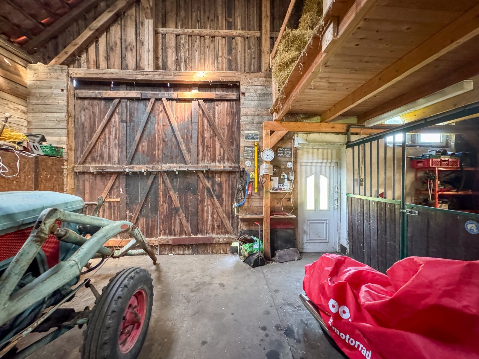 Geräumige Scheune mit Pferdeboxen und ausgebautem Bereich inkl. Bad, Küche und Zimmern