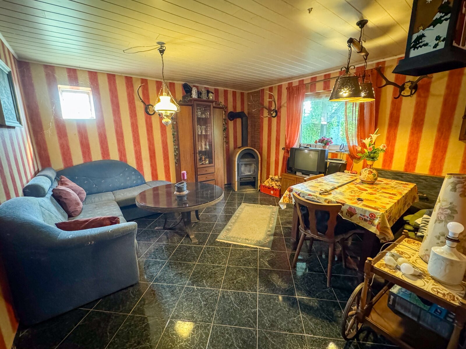 Geräumige Scheune mit Pferdeboxen und ausgebautem Bereich inkl. Bad, Küche und Zimmern