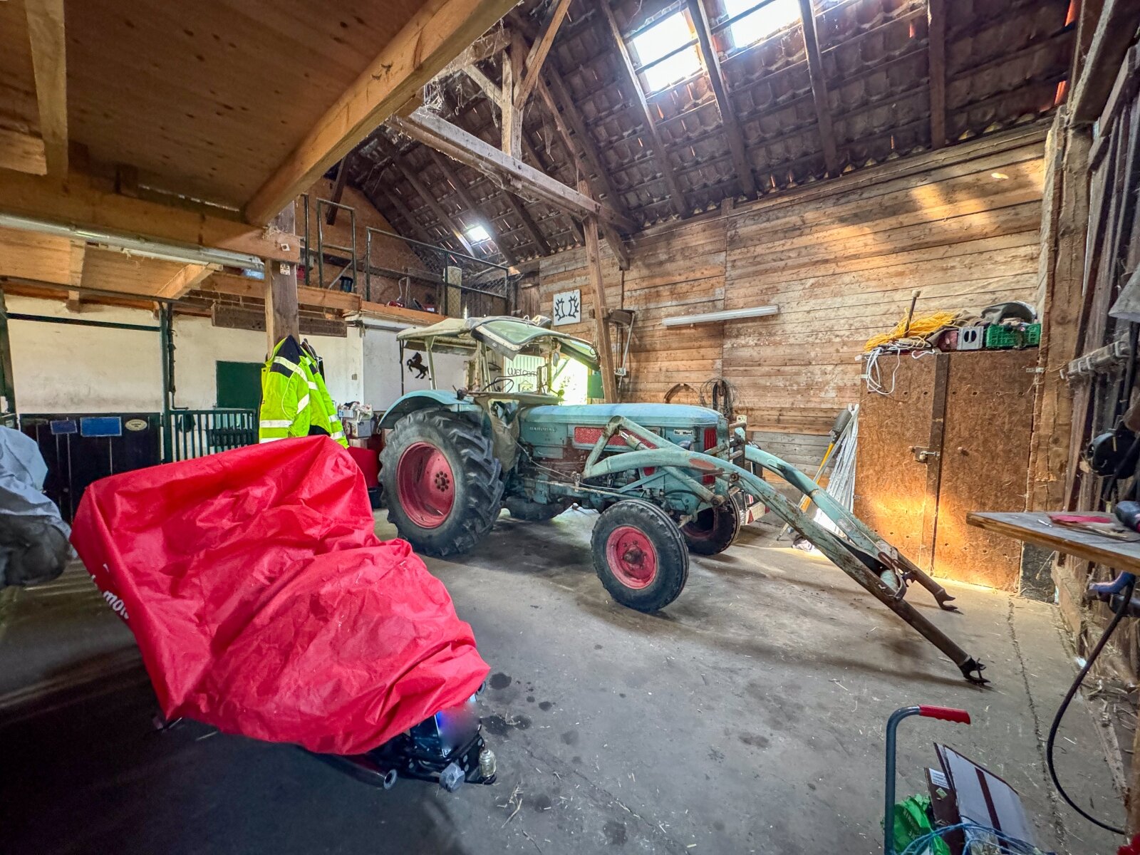 Geräumige Scheune mit Pferdeboxen und ausgebautem Bereich inkl. Bad, Küche und Zimmern