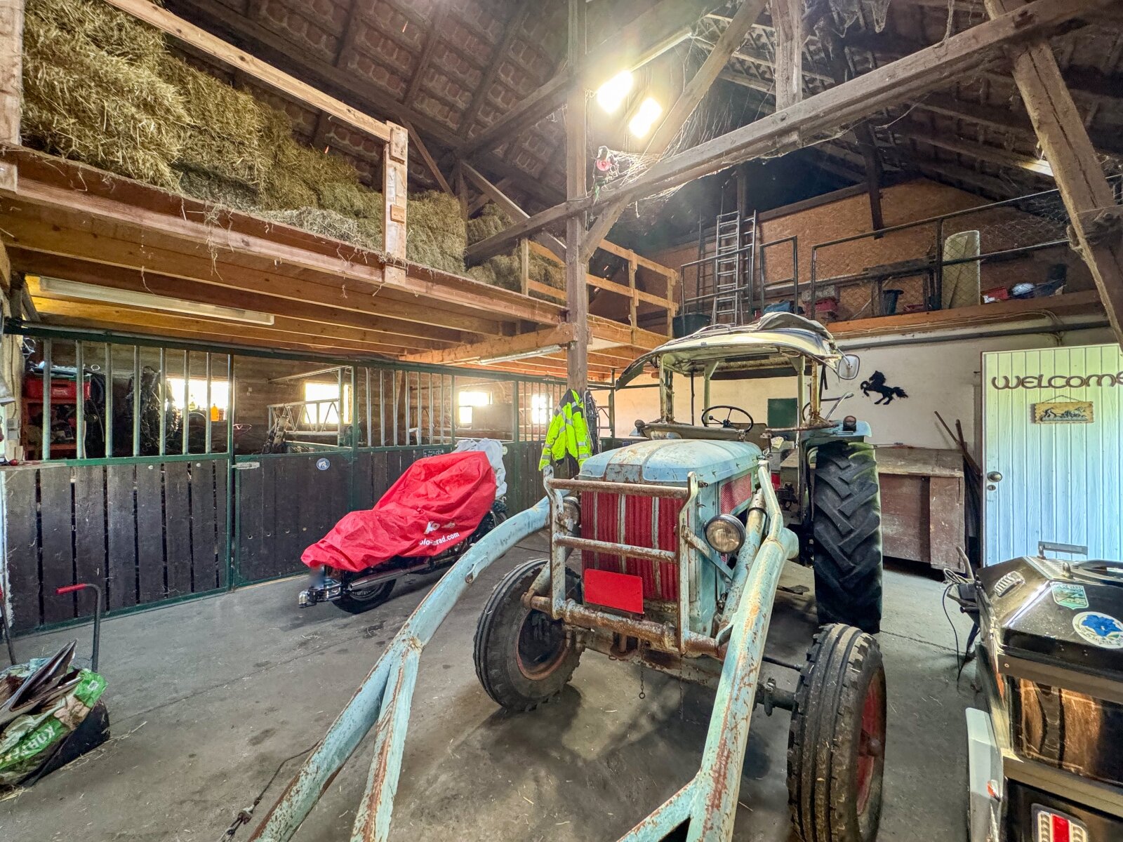 Geräumige Scheune mit Pferdeboxen und ausgebautem Bereich inkl. Bad, Küche und Zimmern