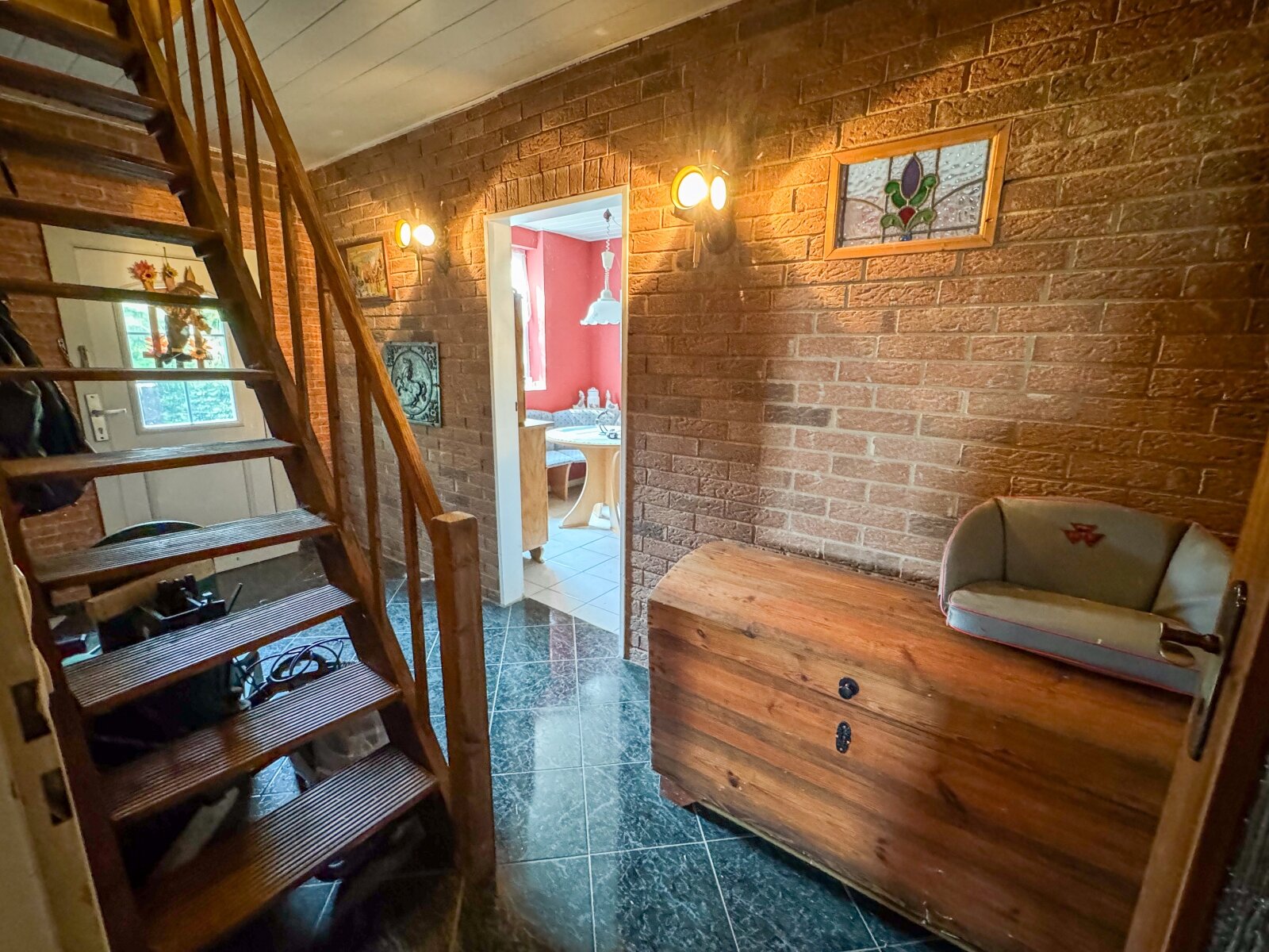 Geräumige Scheune mit Pferdeboxen und ausgebautem Bereich inkl. Bad, Küche und Zimmern