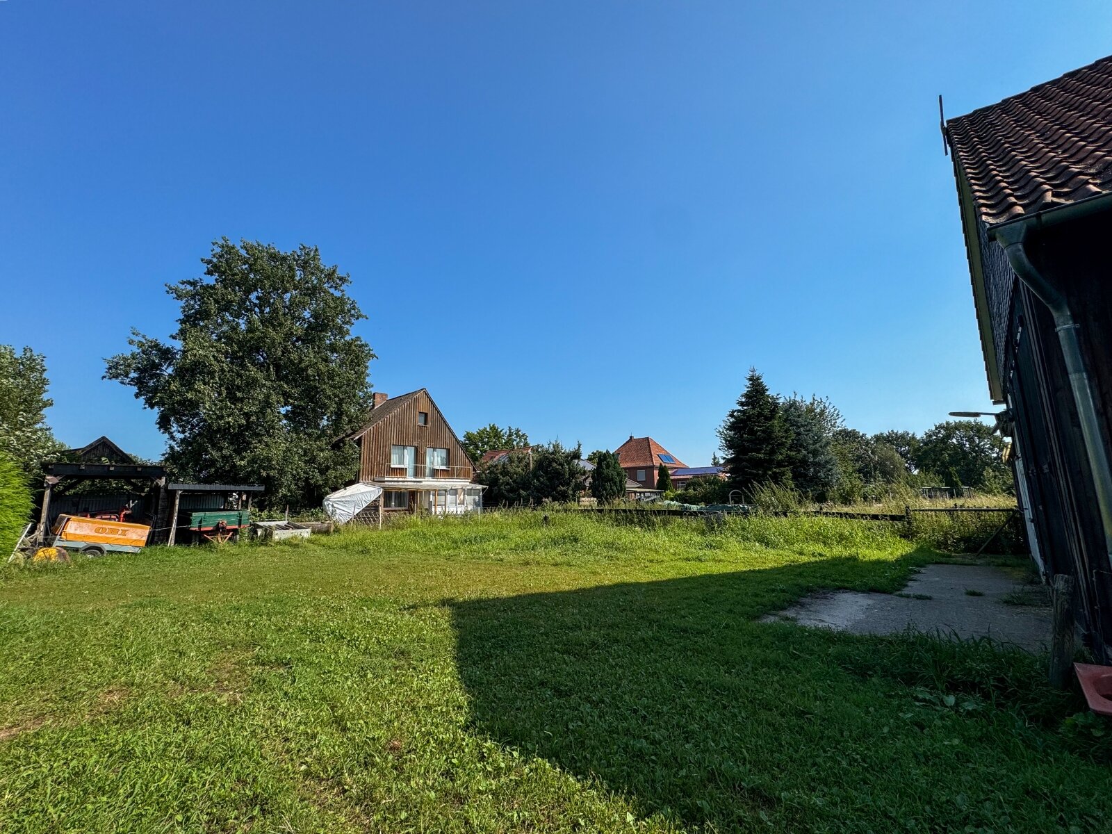 Geräumige Scheune mit Pferdeboxen und ausgebautem Bereich inkl. Bad, Küche und Zimmern