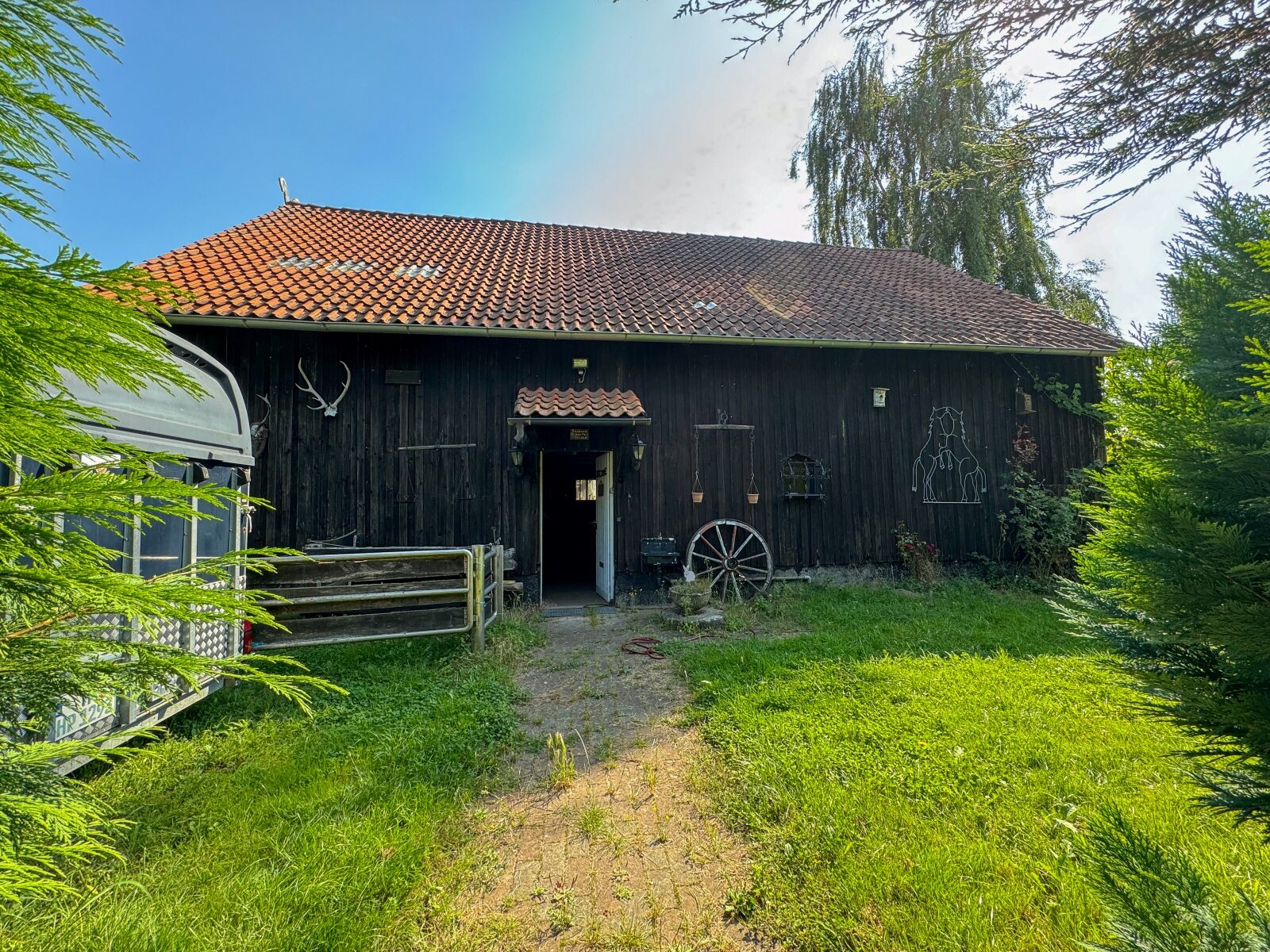 Geräumige Scheune mit Pferdeboxen und ausgebautem Bereich inkl. Bad, Küche und Zimmern