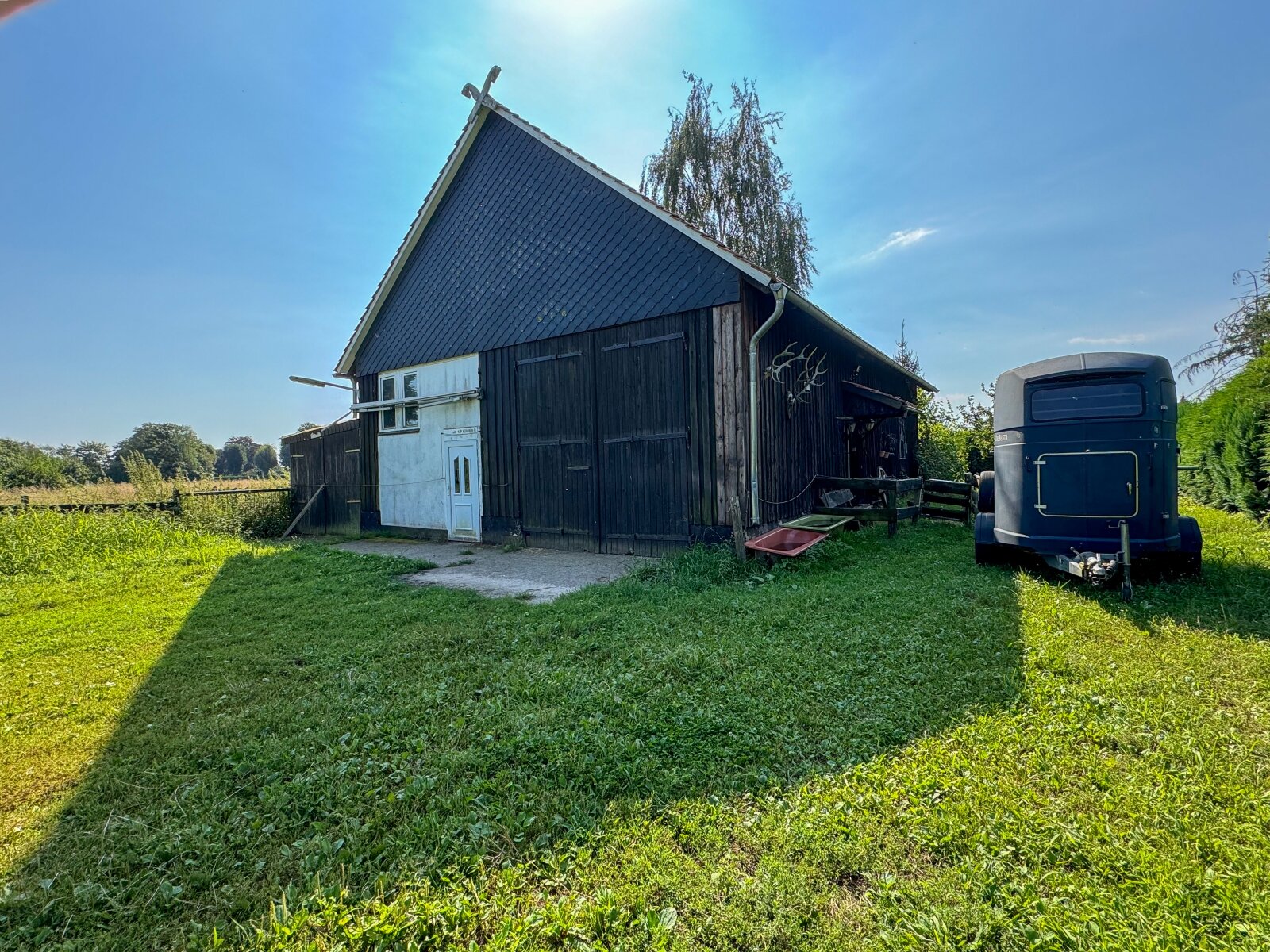 Geräumige Scheune mit Pferdeboxen und ausgebautem Bereich inkl. Bad, Küche und Zimmern