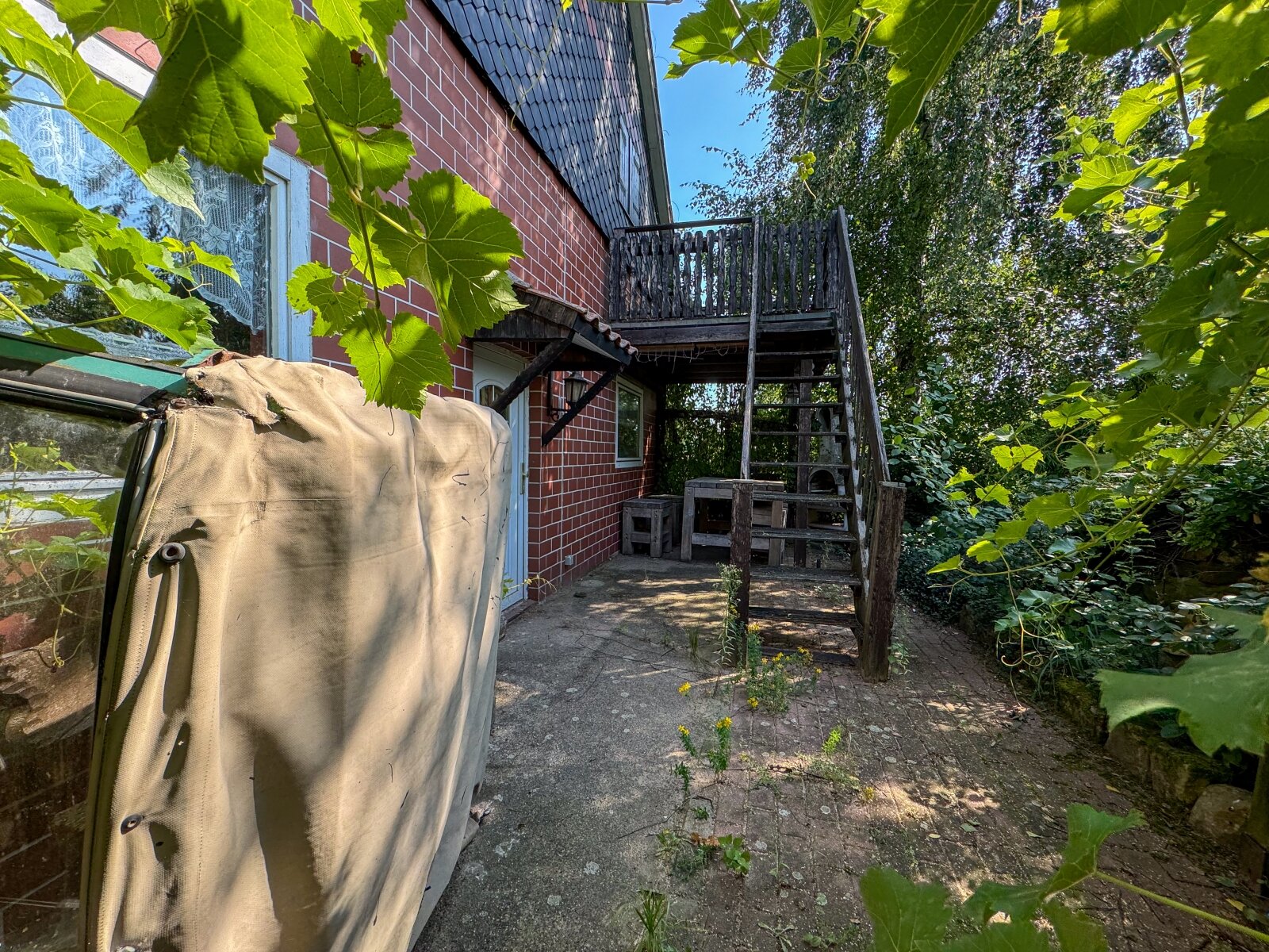 Geräumige Scheune mit Pferdeboxen und ausgebautem Bereich inkl. Bad, Küche und Zimmern