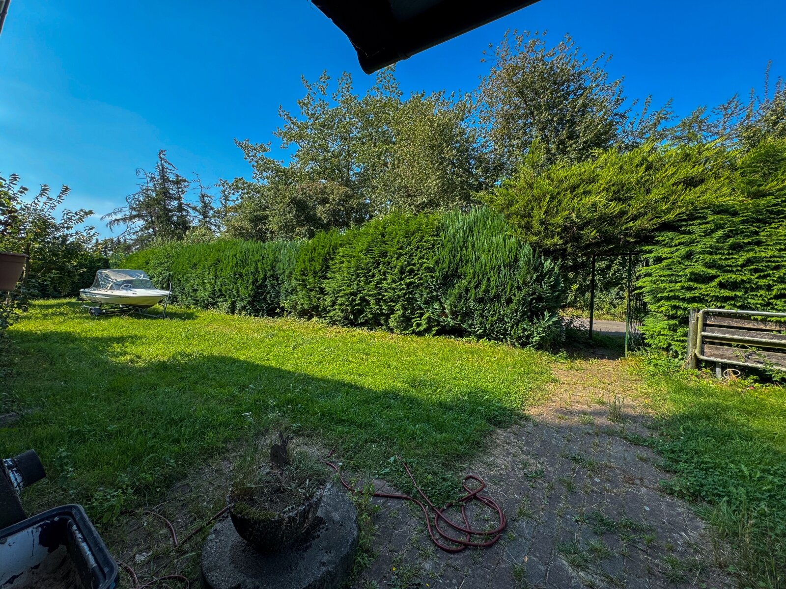 Geräumige Scheune mit Pferdeboxen und ausgebautem Bereich inkl. Bad, Küche und Zimmern