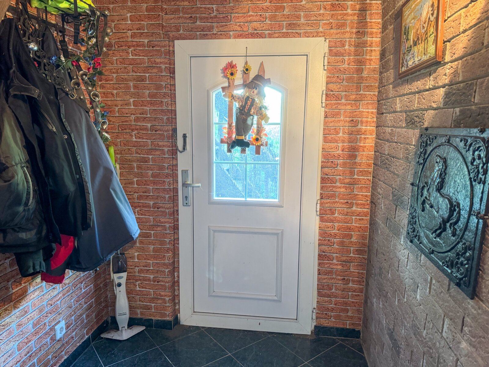 Geräumige Scheune mit Pferdeboxen und ausgebautem Bereich inkl. Bad, Küche und Zimmern