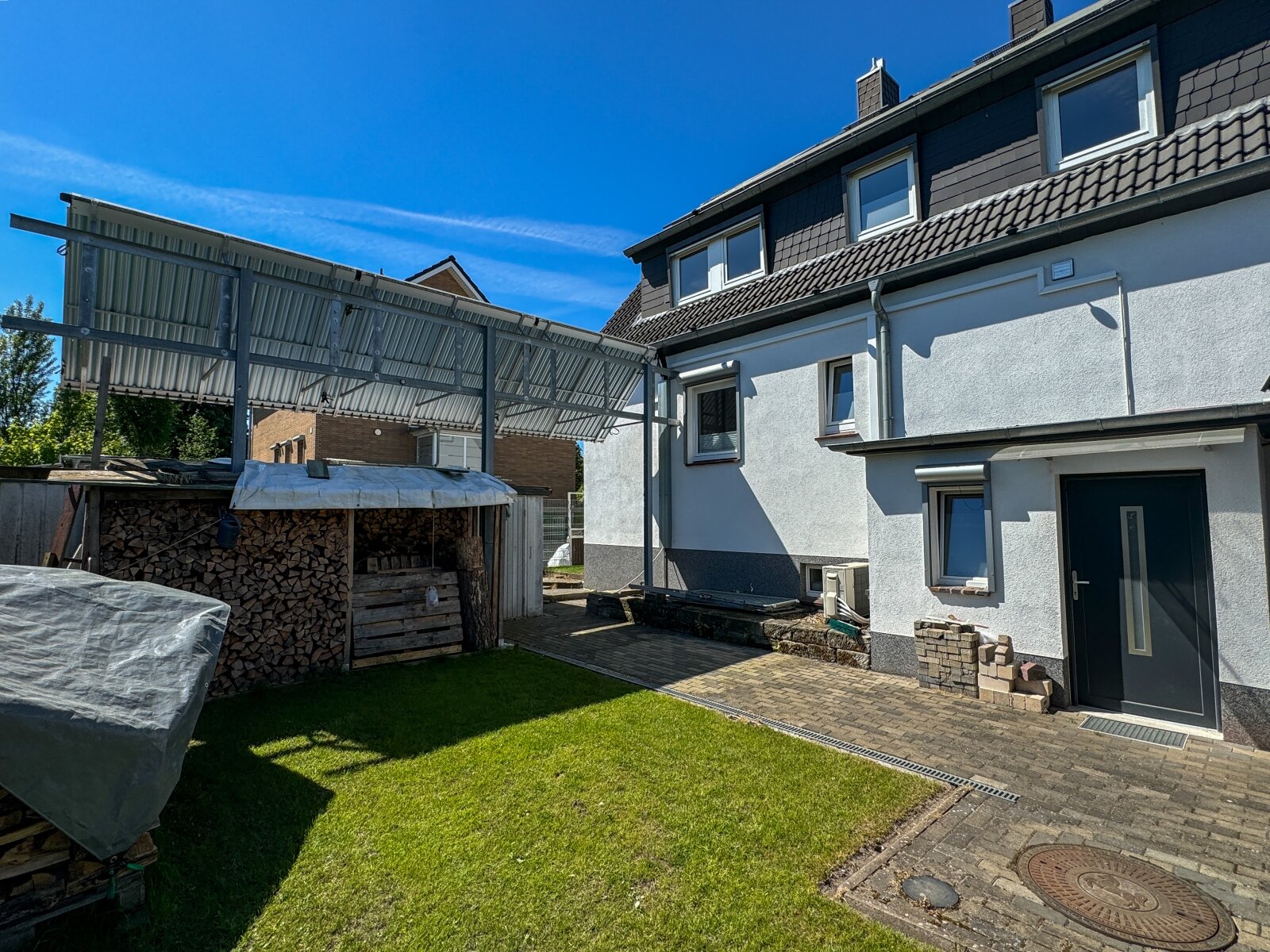 Modernisiertes EFH mit effizienter PV-Anlage – Heizung kaum benötigt