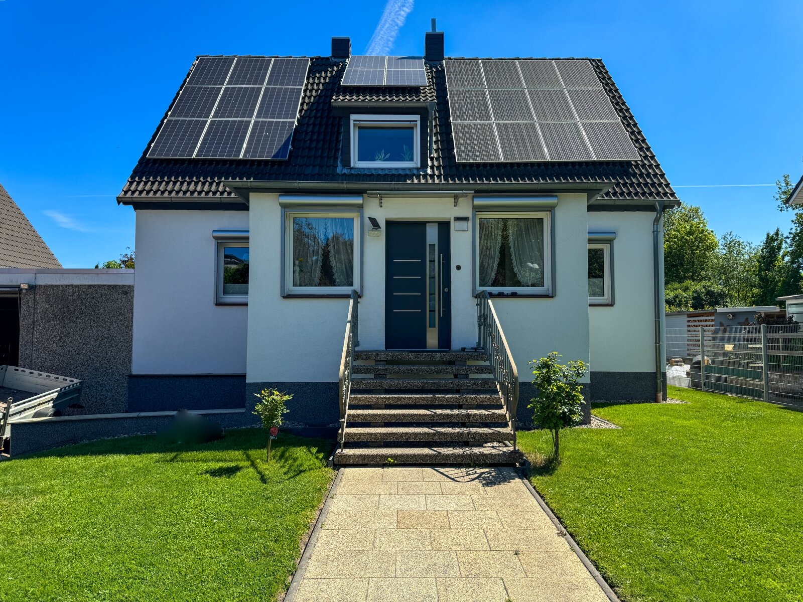 Modernisiertes EFH mit effizienter PV-Anlage – Heizung kaum benötigt