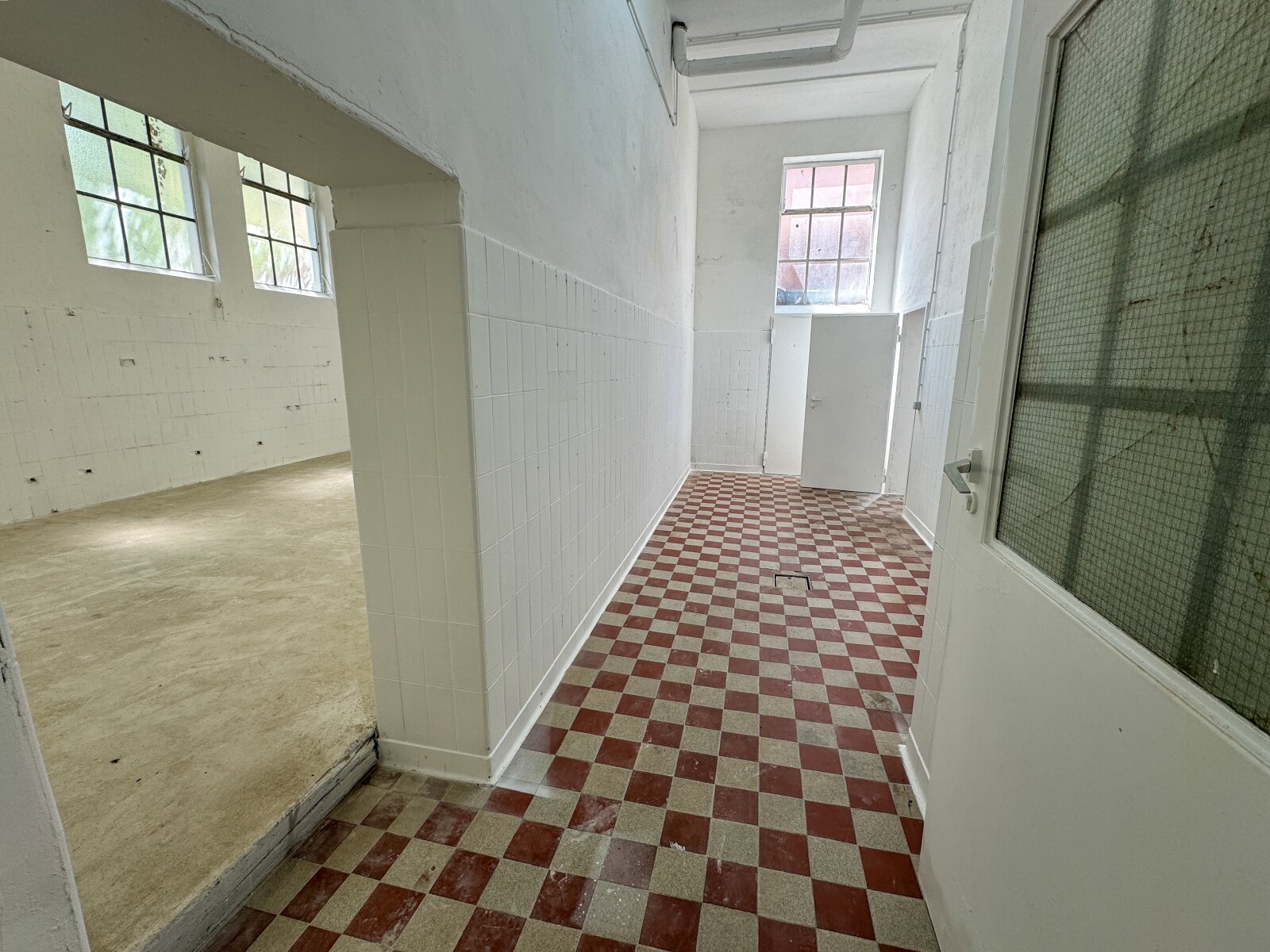 EG-Halle/Lagerfläche mit Büro – Potenzial für Gewerbe