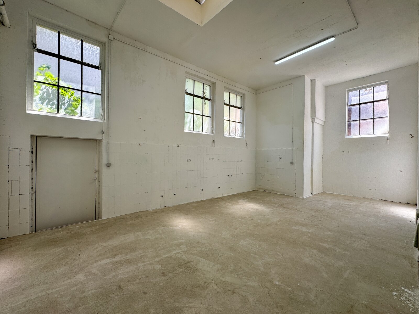 EG-Halle/Lagerfläche mit Büro – Potenzial für Gewerbe