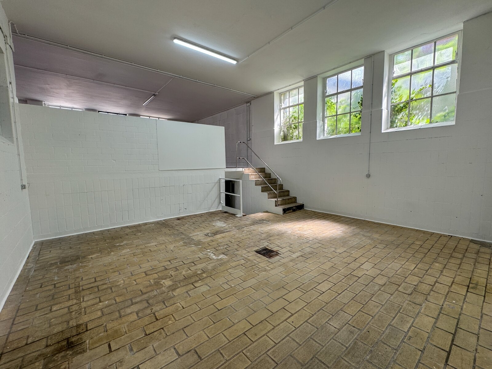 EG-Halle/Lagerfläche mit Büro – Potenzial für Gewerbe