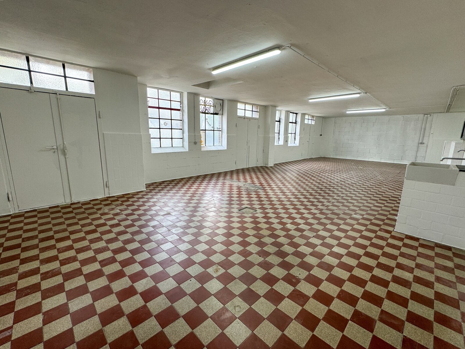 EG-Halle/Lagerfläche mit Büro – Potenzial für Gewerbe