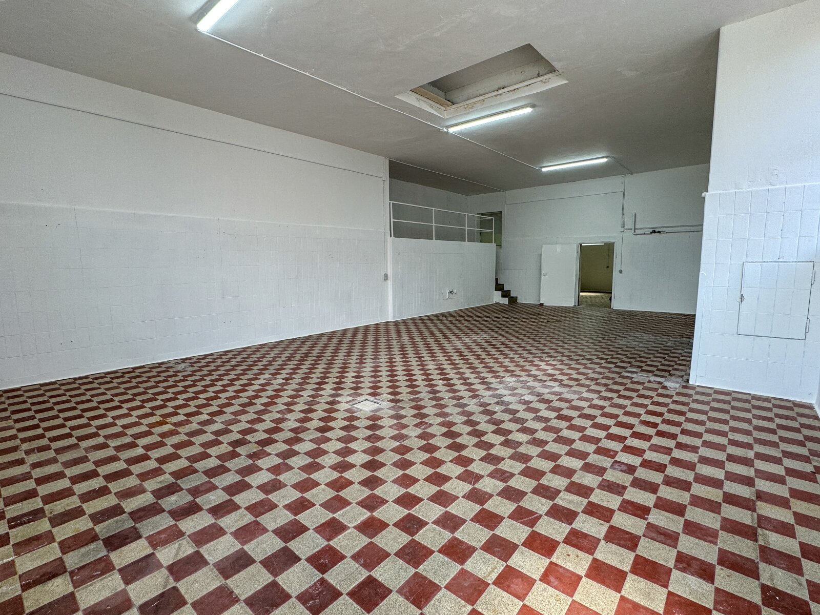 EG-Halle/Lagerfläche mit Büro – Potenzial für Gewerbe