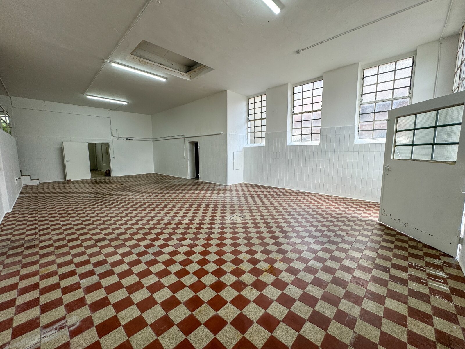 EG-Halle/Lagerfläche mit Büro – Potenzial für Gewerbe