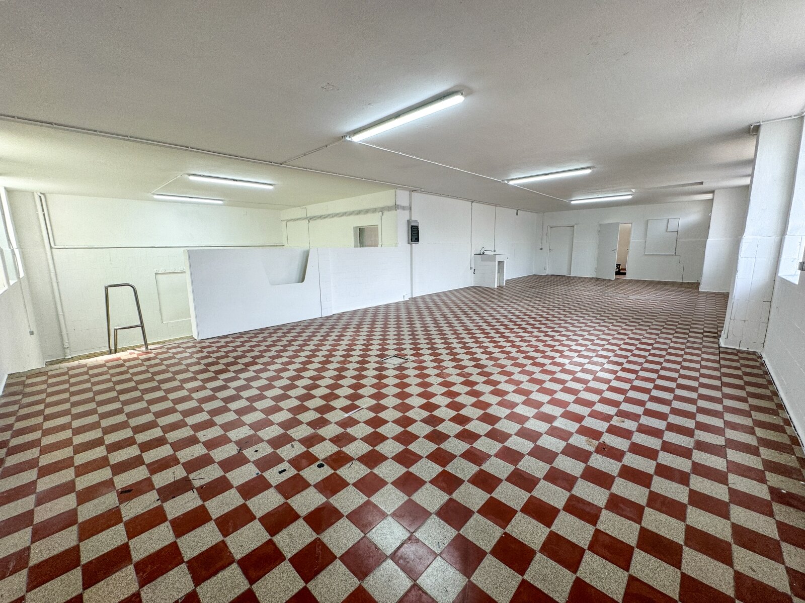 EG-Halle/Lagerfläche mit Büro – Potenzial für Gewerbe