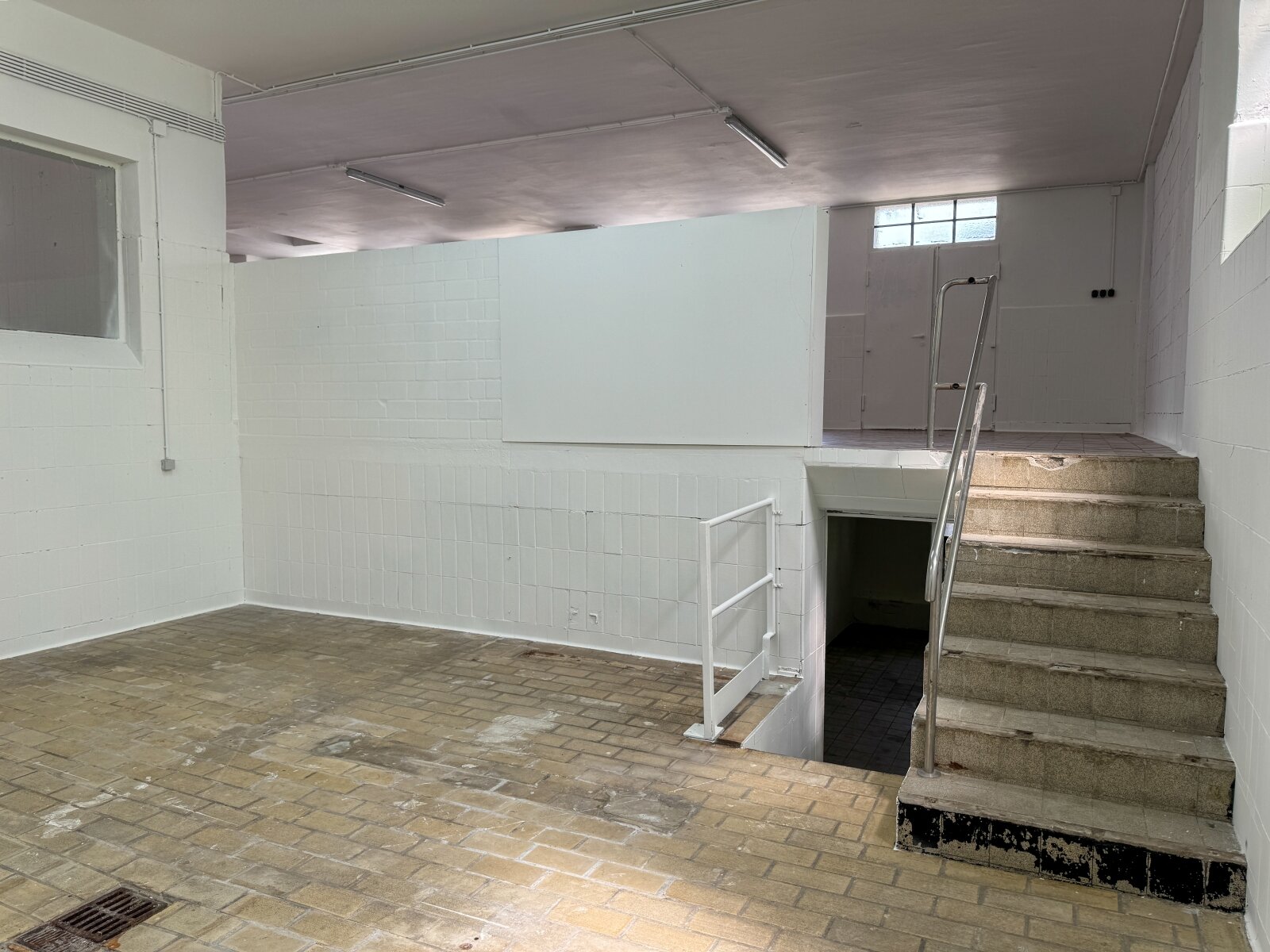 EG-Halle/Lagerfläche mit Büro – Potenzial für Gewerbe