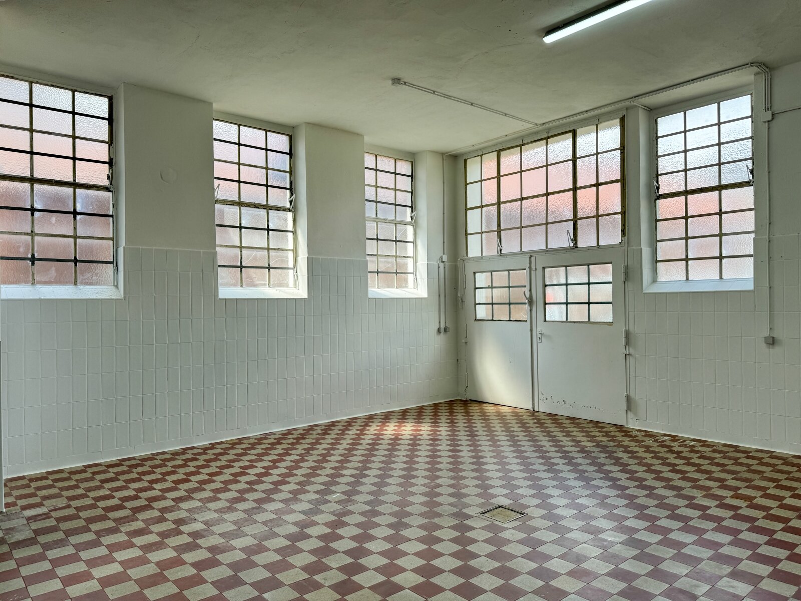 EG-Halle/Lagerfläche mit Büro – Potenzial für Gewerbe