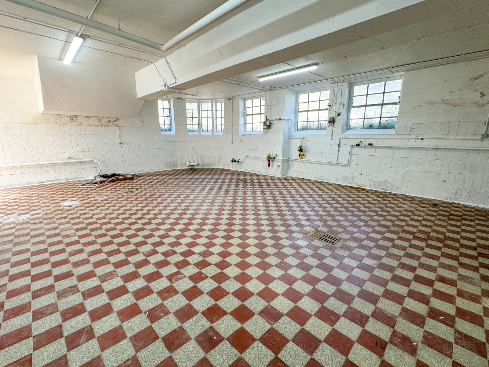 EG-Halle/Lagerfläche mit Büro – Potenzial für Gewerbe