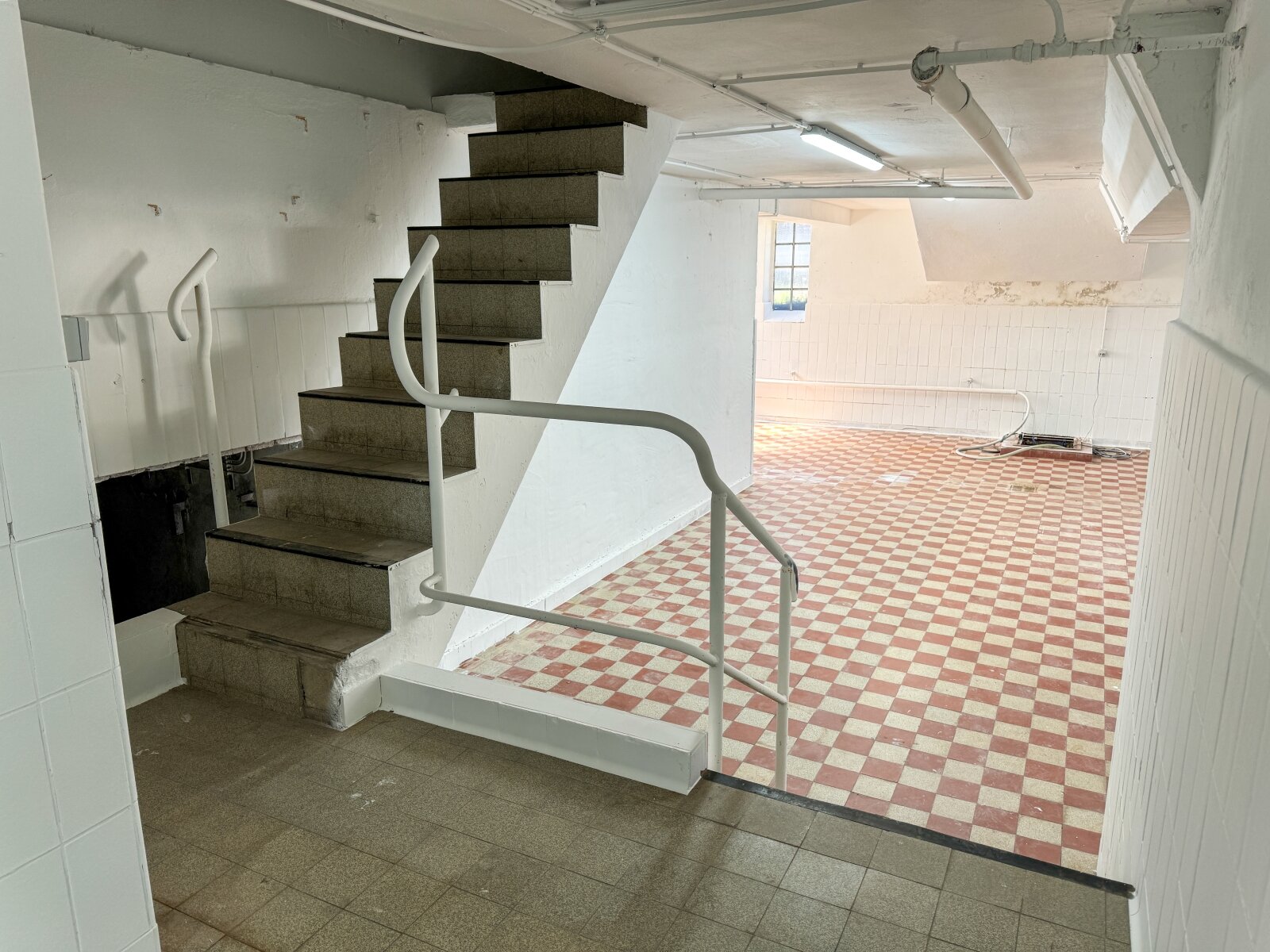 EG-Halle/Lagerfläche mit Büro – Potenzial für Gewerbe