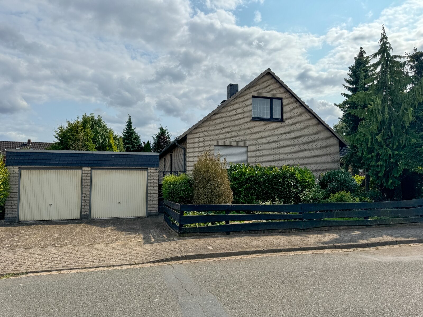 Vollkeller, Doppelgarage & Ausbaureserve: EFH in ruhiger Lage