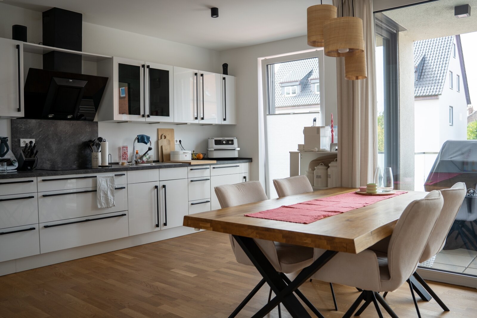 Neuwertige ETW: Hochwertige EBK, KfW-55 u. Tiefgaragenstellplatz