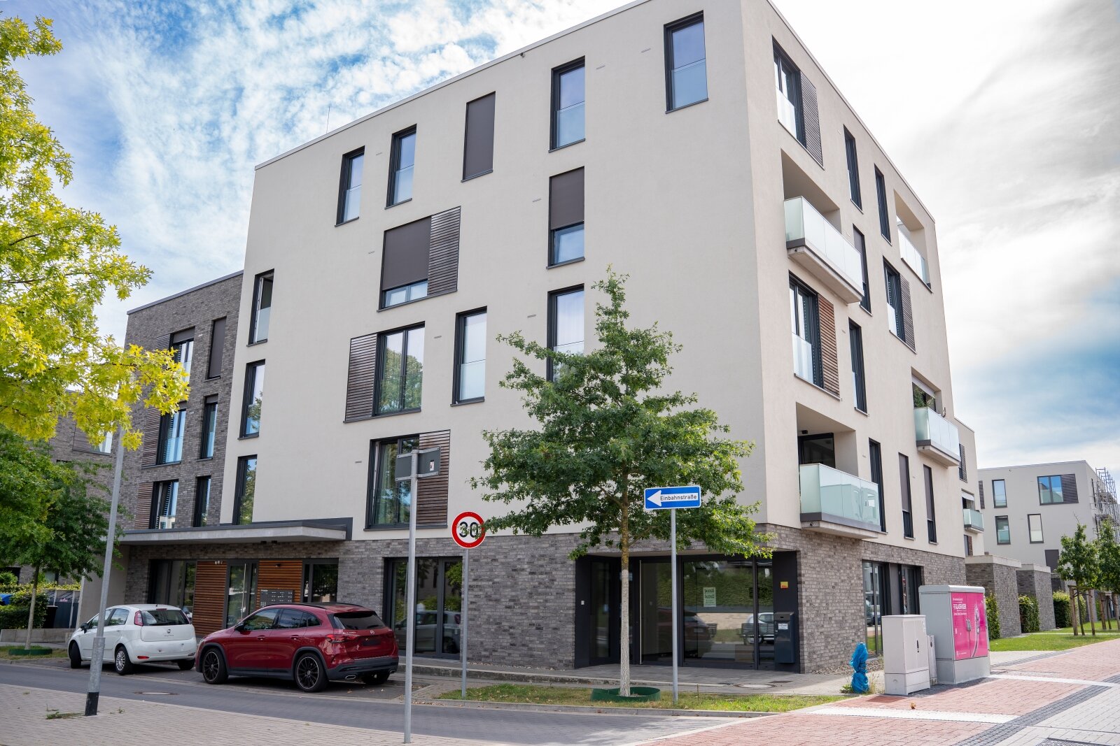Neuwertige ETW: Hochwertige EBK, KfW-55 u. Tiefgaragenstellplatz