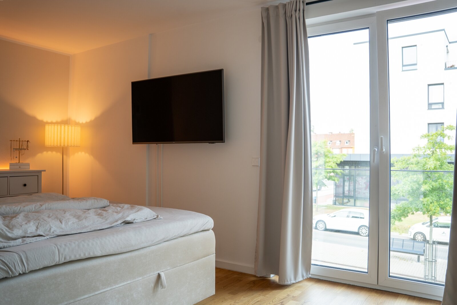 Neuwertige ETW: Hochwertige EBK, KfW-55 u. Tiefgaragenstellplatz