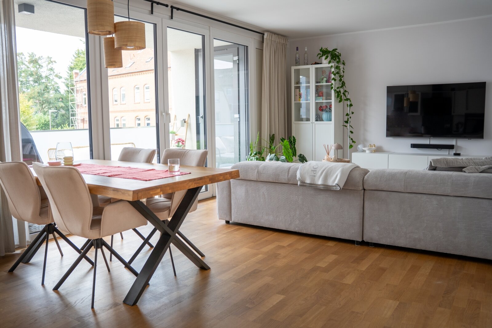 Neuwertige ETW: Hochwertige EBK, KfW-55 u. Tiefgaragenstellplatz