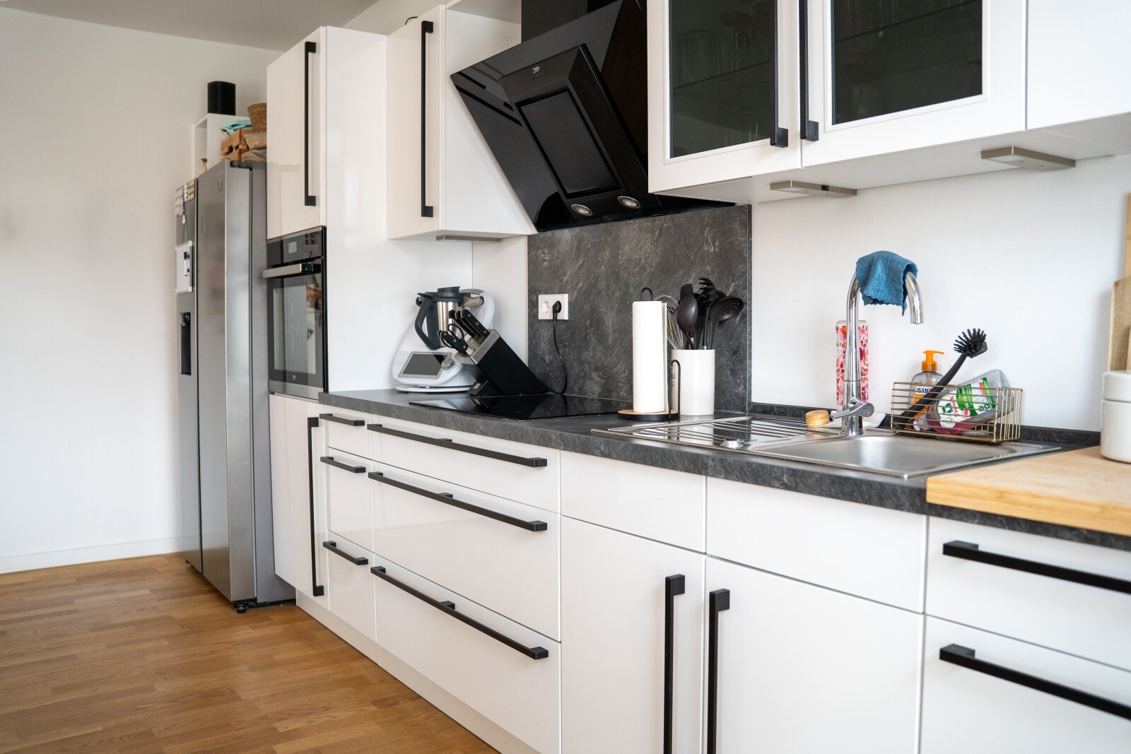 Neuwertige ETW: Hochwertige EBK, KfW-55 u. Tiefgaragenstellplatz