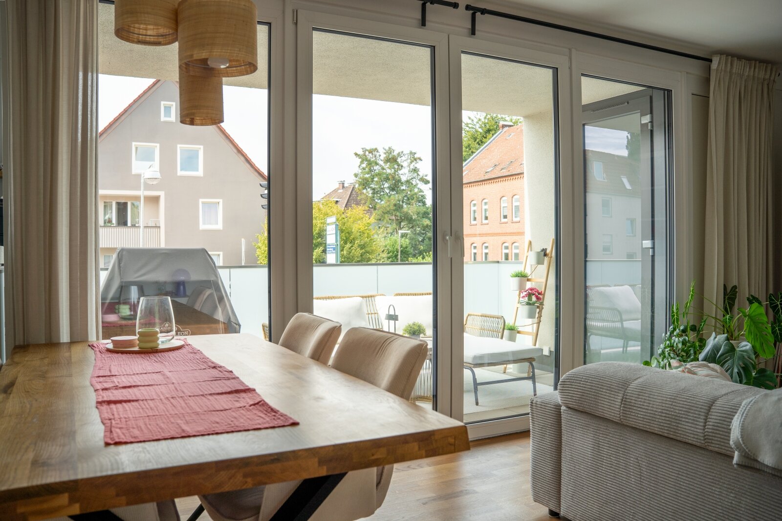 Neuwertige ETW: Hochwertige EBK, KfW-55 u. Tiefgaragenstellplatz