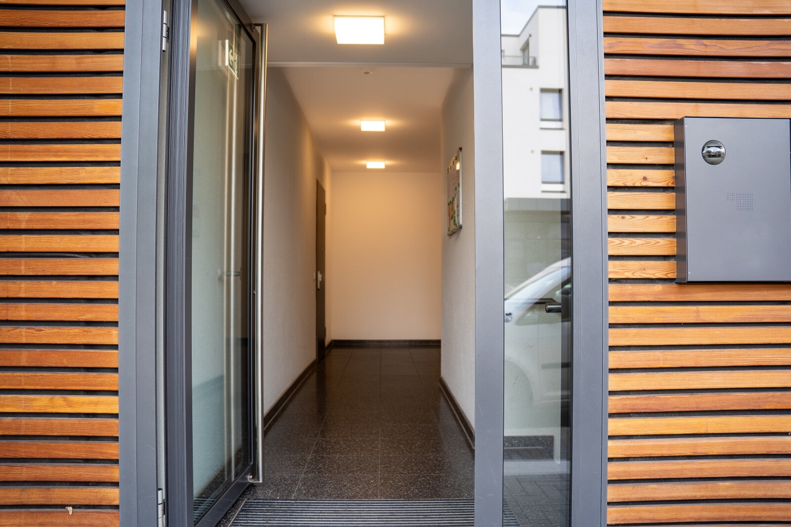 Neuwertige ETW: Hochwertige EBK, KfW-55 u. Tiefgaragenstellplatz