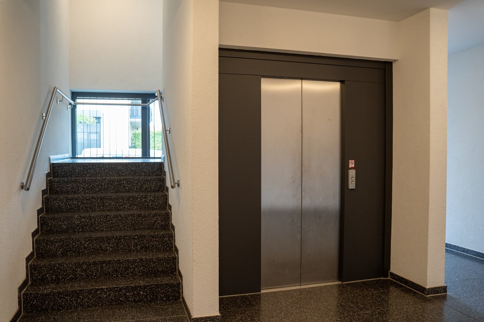 Neuwertige ETW: Hochwertige EBK, KfW-55 u. Tiefgaragenstellplatz