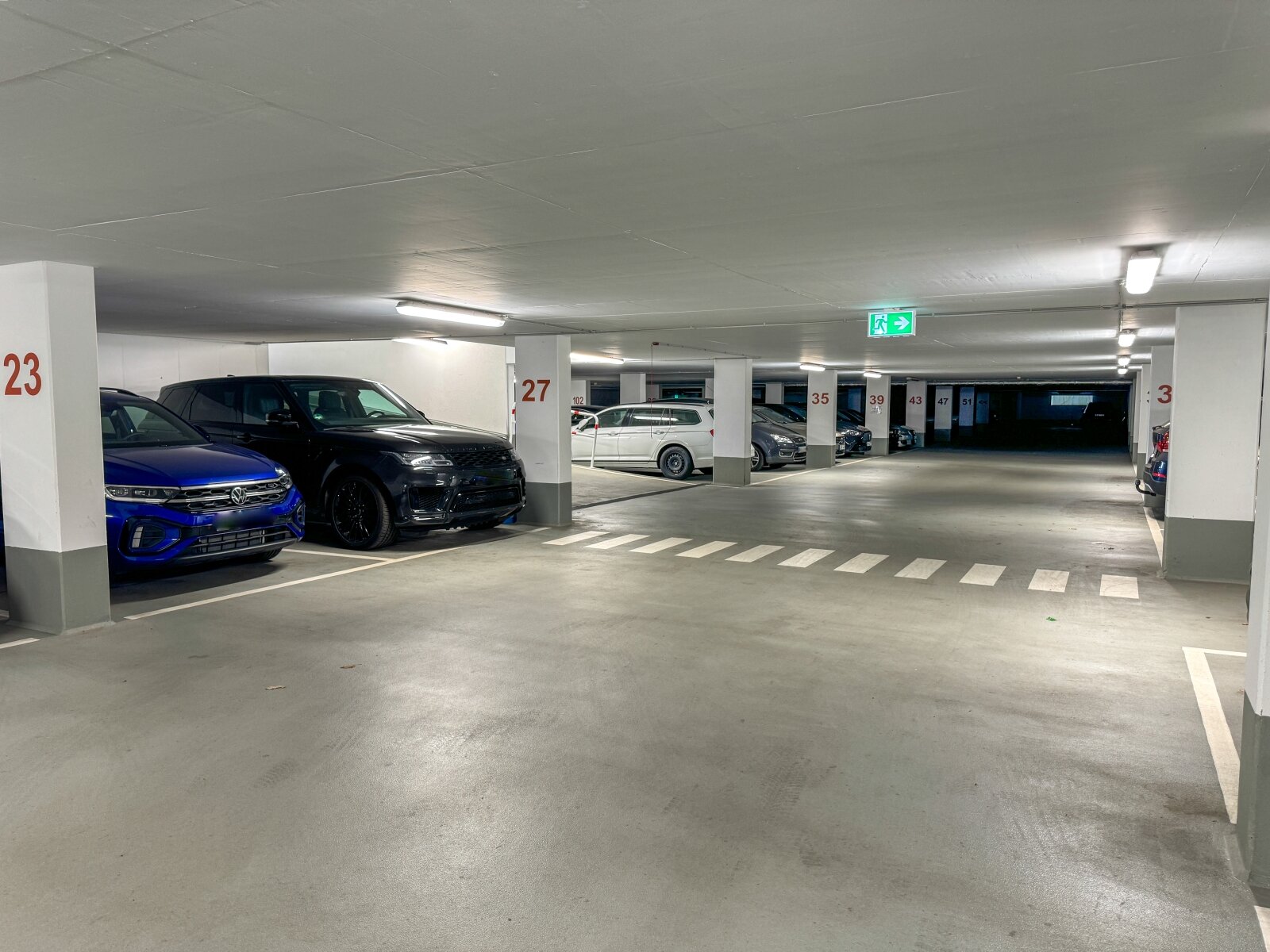 Neuwertige ETW: Hochwertige EBK, KfW-55 u. Tiefgaragenstellplatz