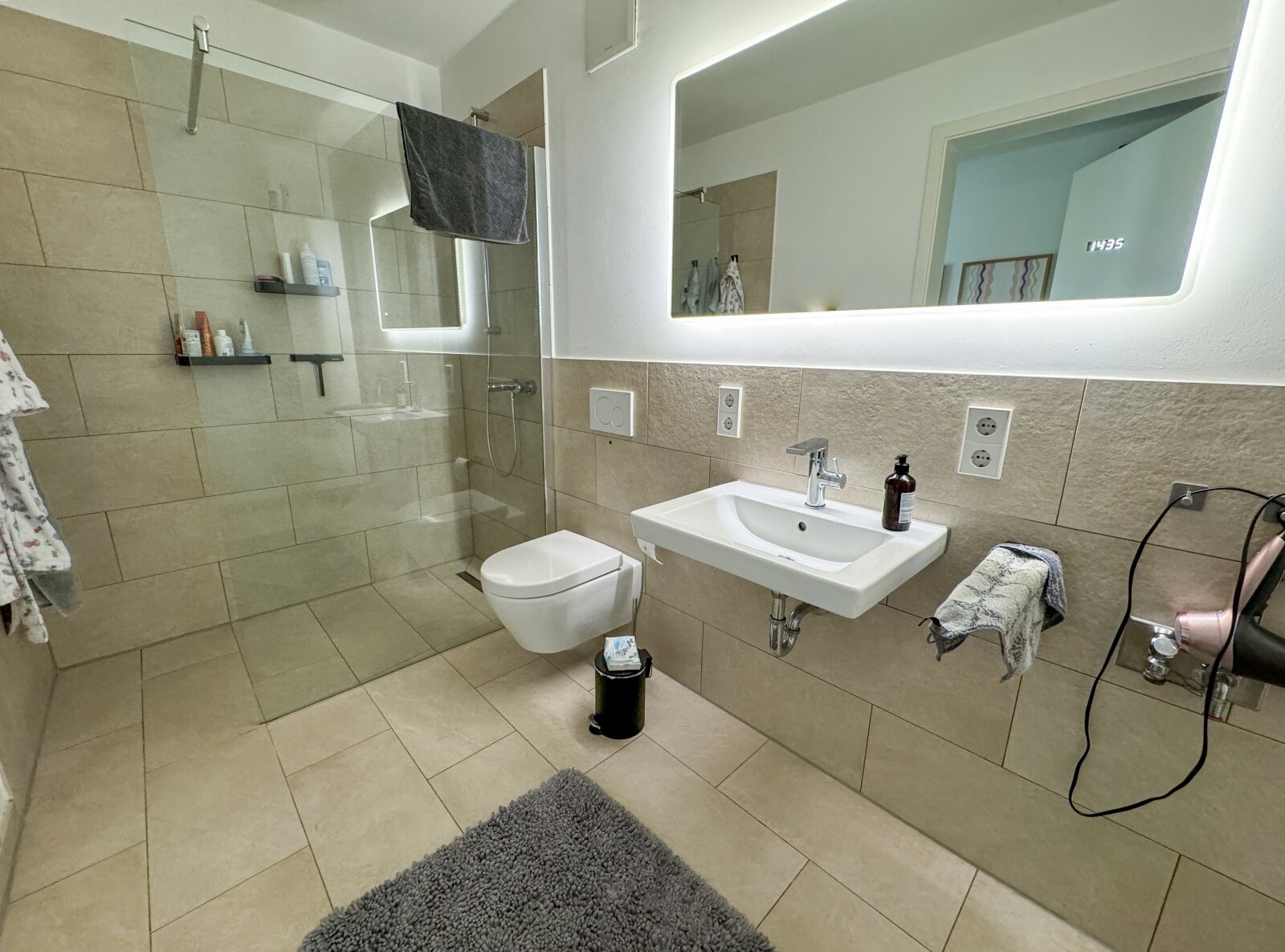 Neuwertige ETW: Hochwertige EBK, KfW-55 u. Tiefgaragenstellplatz