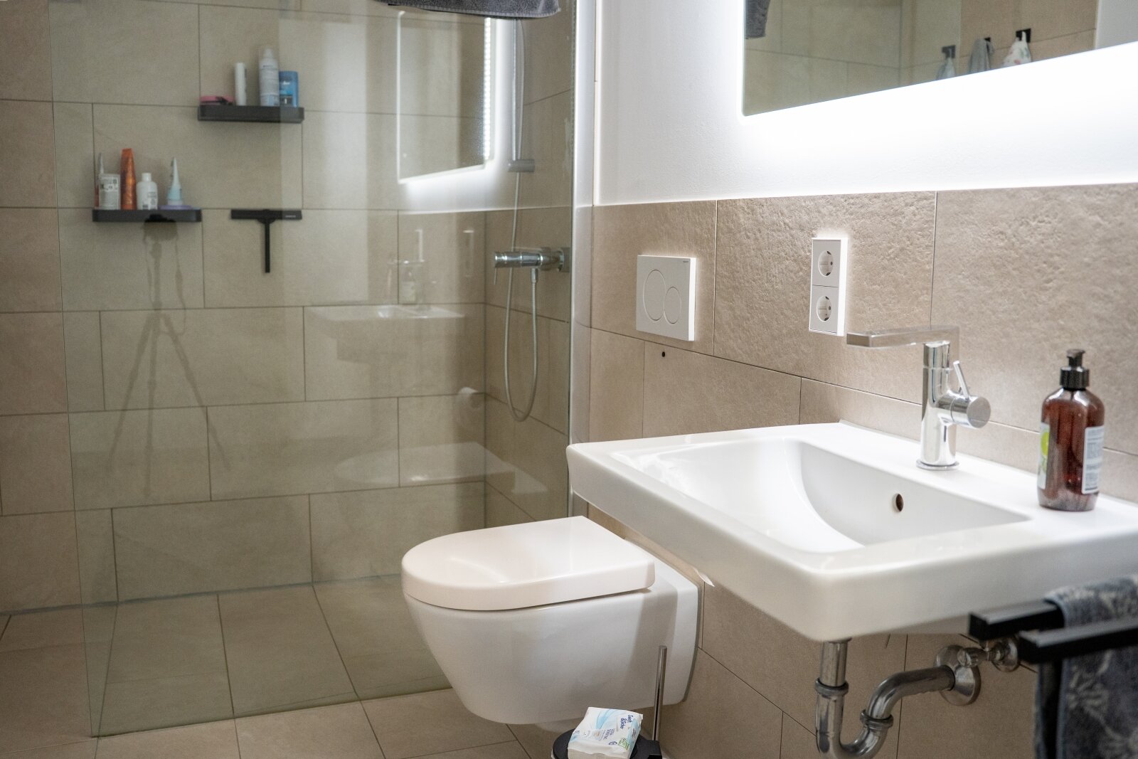 Neuwertige ETW: Hochwertige EBK, KfW-55 u. Tiefgaragenstellplatz