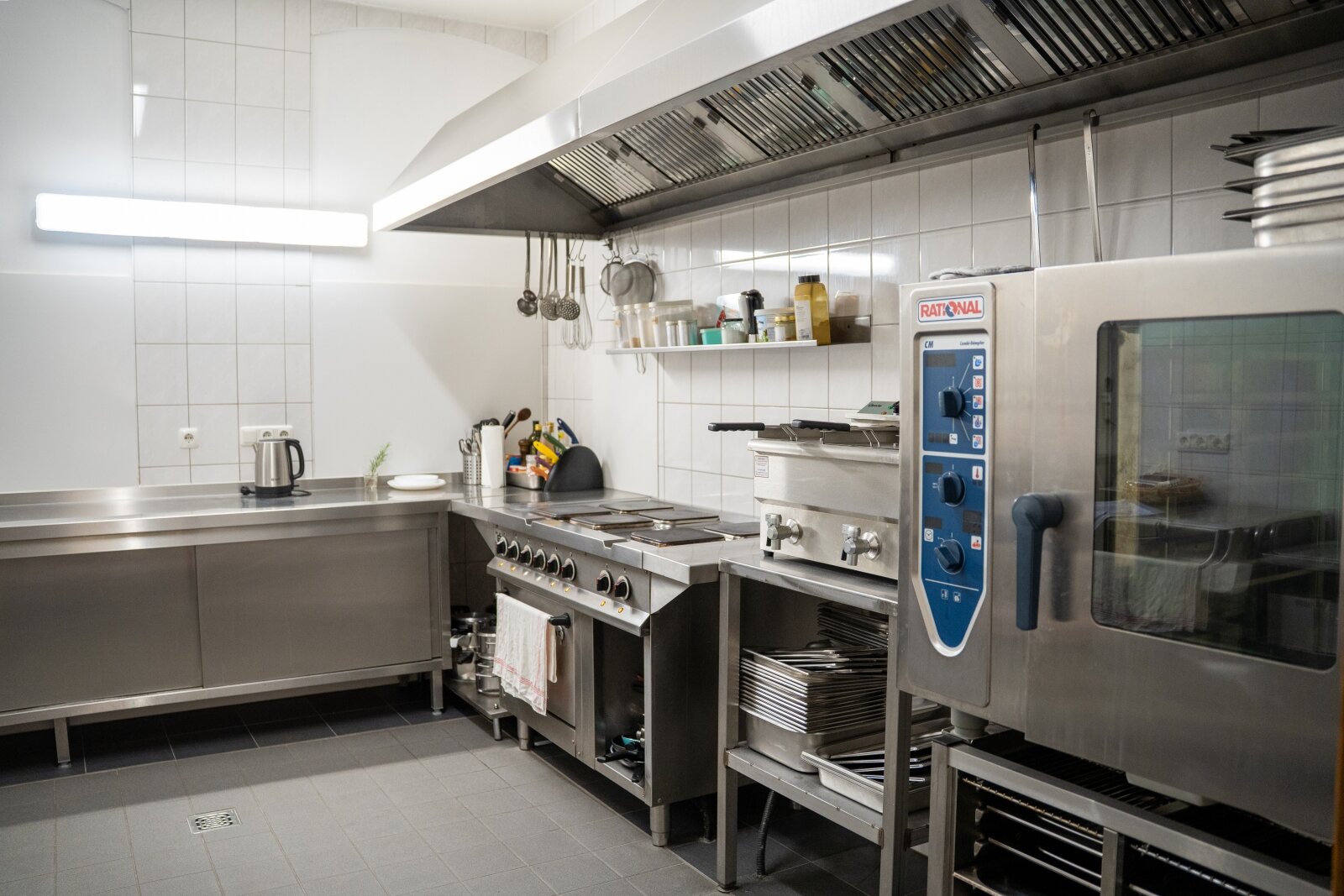 Multifunktionales Gastro- & Hotelobjekt: 8 Zimmer, Profiküche u. DG-Ausbaupotenzial