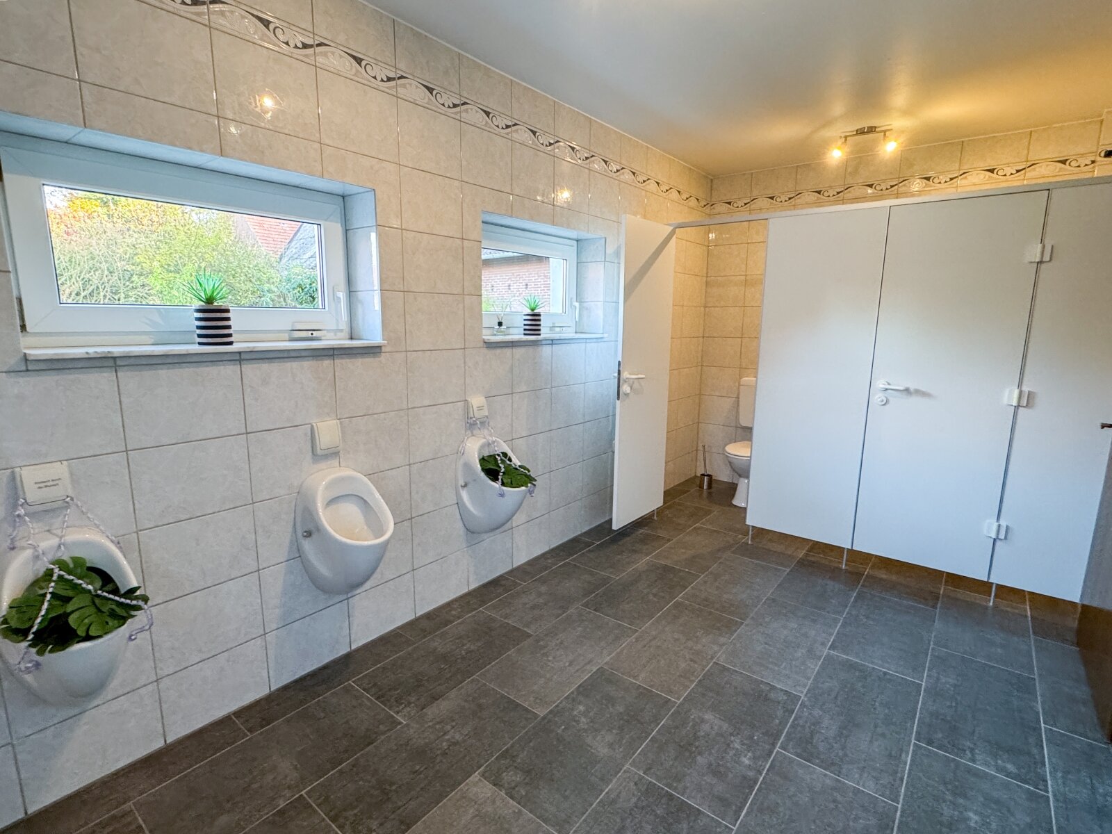 Multifunktionales Gastro- & Hotelobjekt: 8 Zimmer, Profiküche u. DG-Ausbaupotenzial