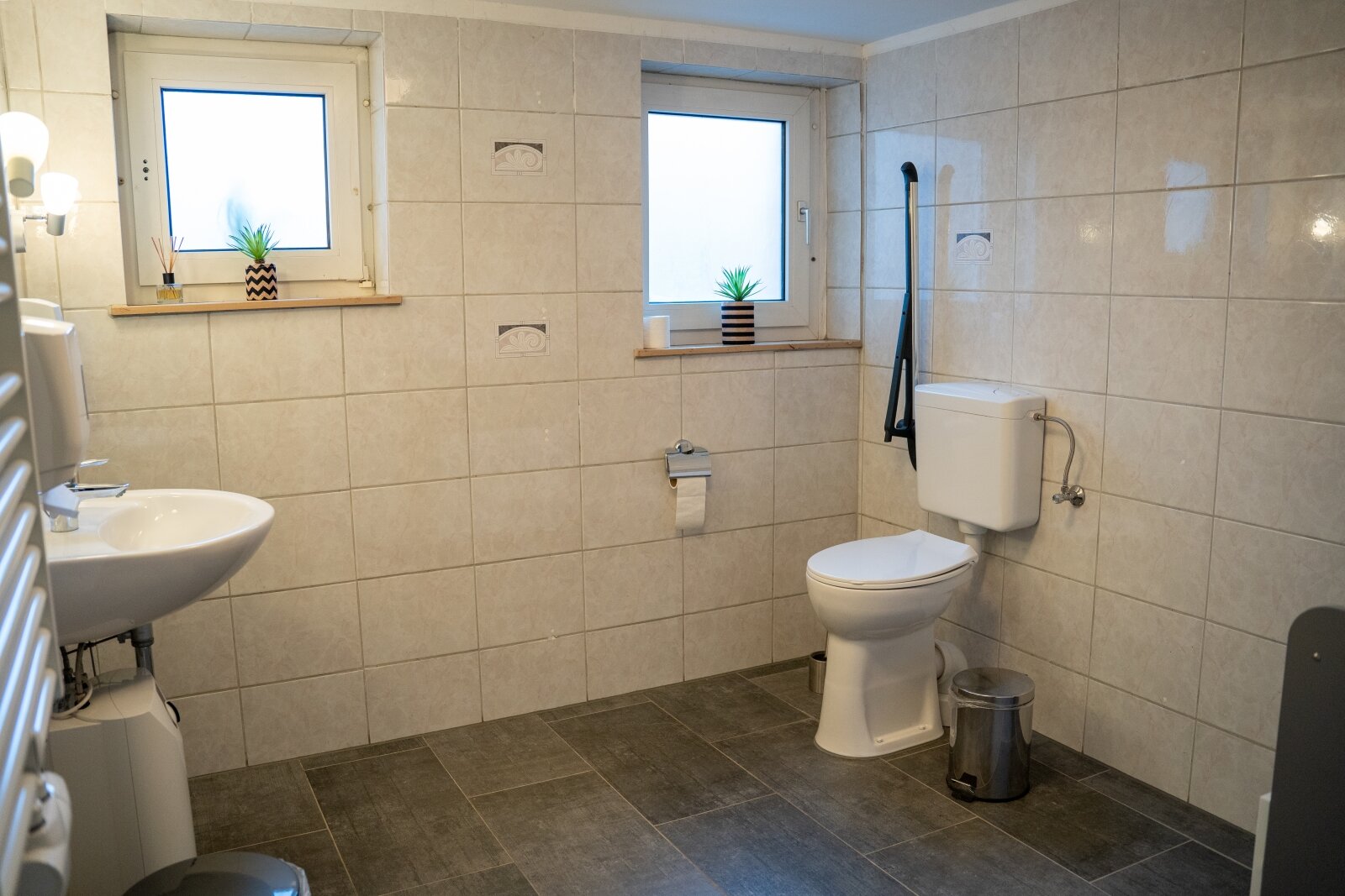 Multifunktionales Gastro- & Hotelobjekt: 8 Zimmer, Profiküche u. DG-Ausbaupotenzial