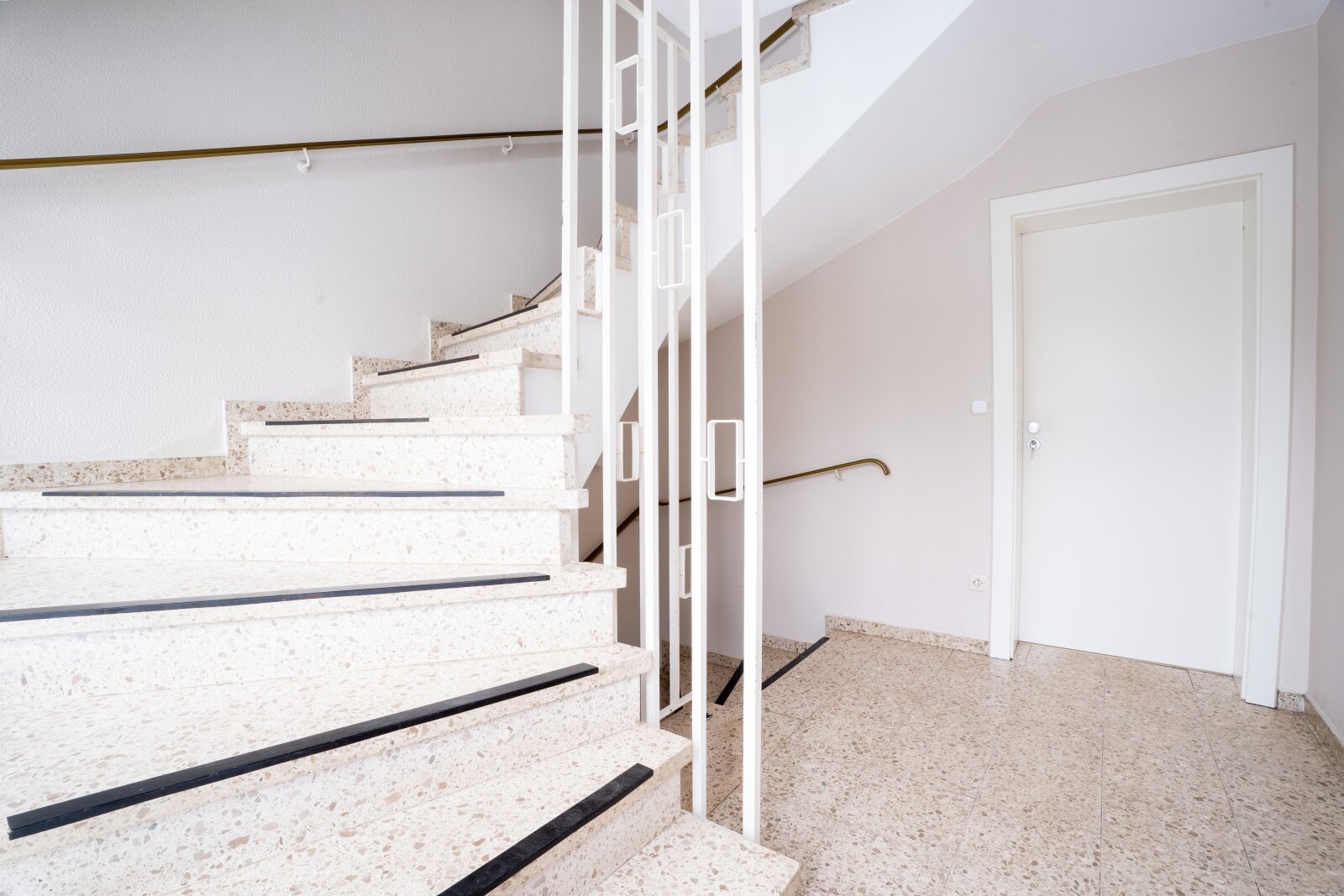 Bezugsfreies Zweifamilienhaus in Mellendorf – 2 sanierte Wohnungen mit Balkon, Terrasse, Vollkeller & Garage