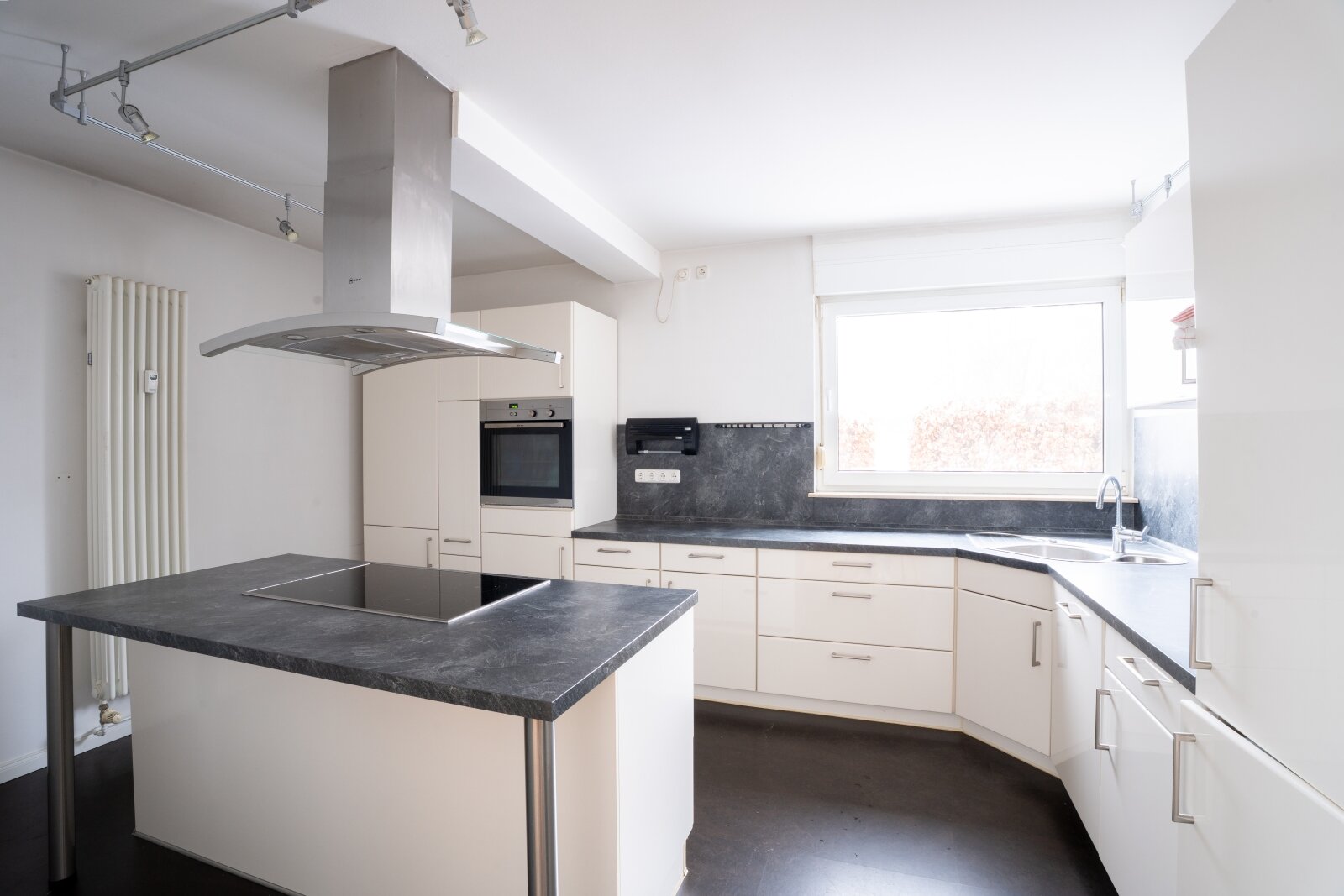 Bezugsfreies Zweifamilienhaus in Mellendorf – 2 sanierte Wohnungen mit Balkon, Terrasse, Vollkeller & Garage