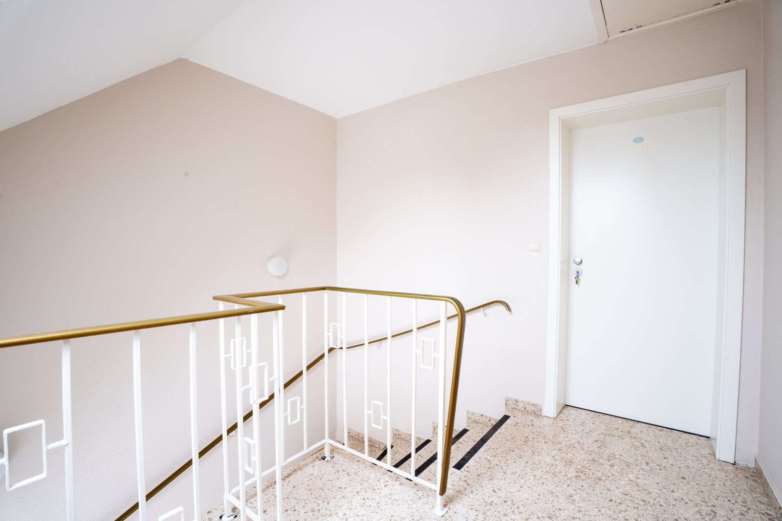 Bezugsfreies Zweifamilienhaus in Mellendorf – 2 sanierte Wohnungen mit Balkon, Terrasse, Vollkeller & Garage