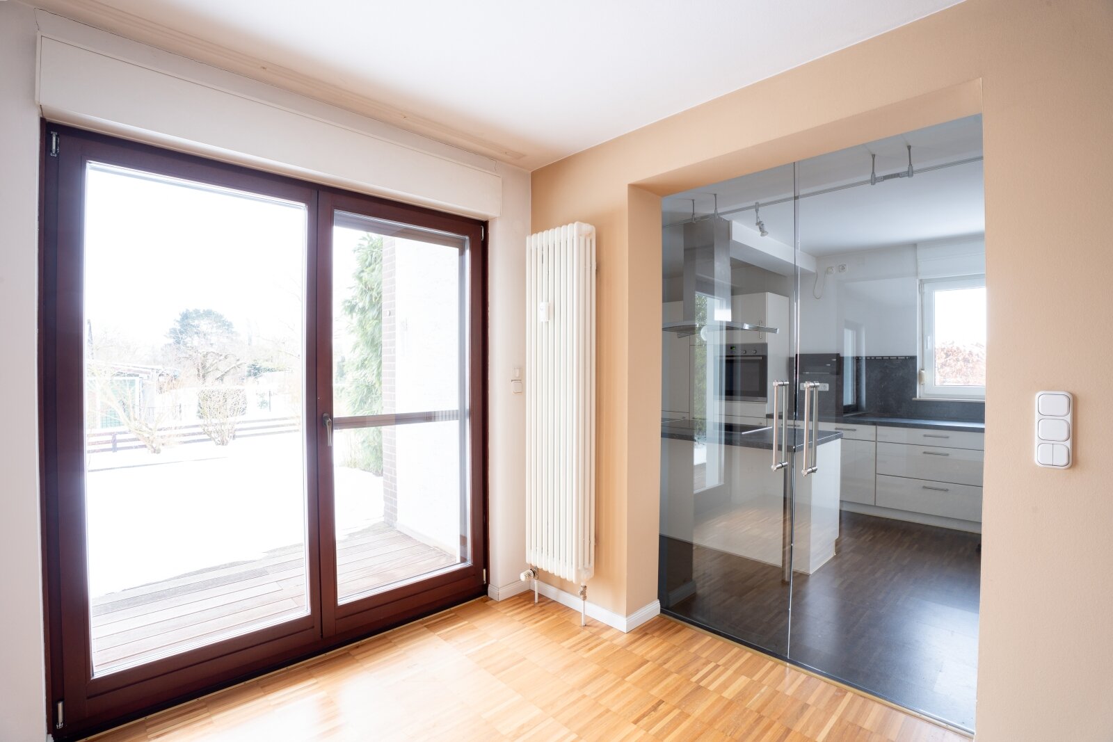 Bezugsfreies Zweifamilienhaus in Mellendorf – 2 sanierte Wohnungen mit Balkon, Terrasse, Vollkeller & Garage