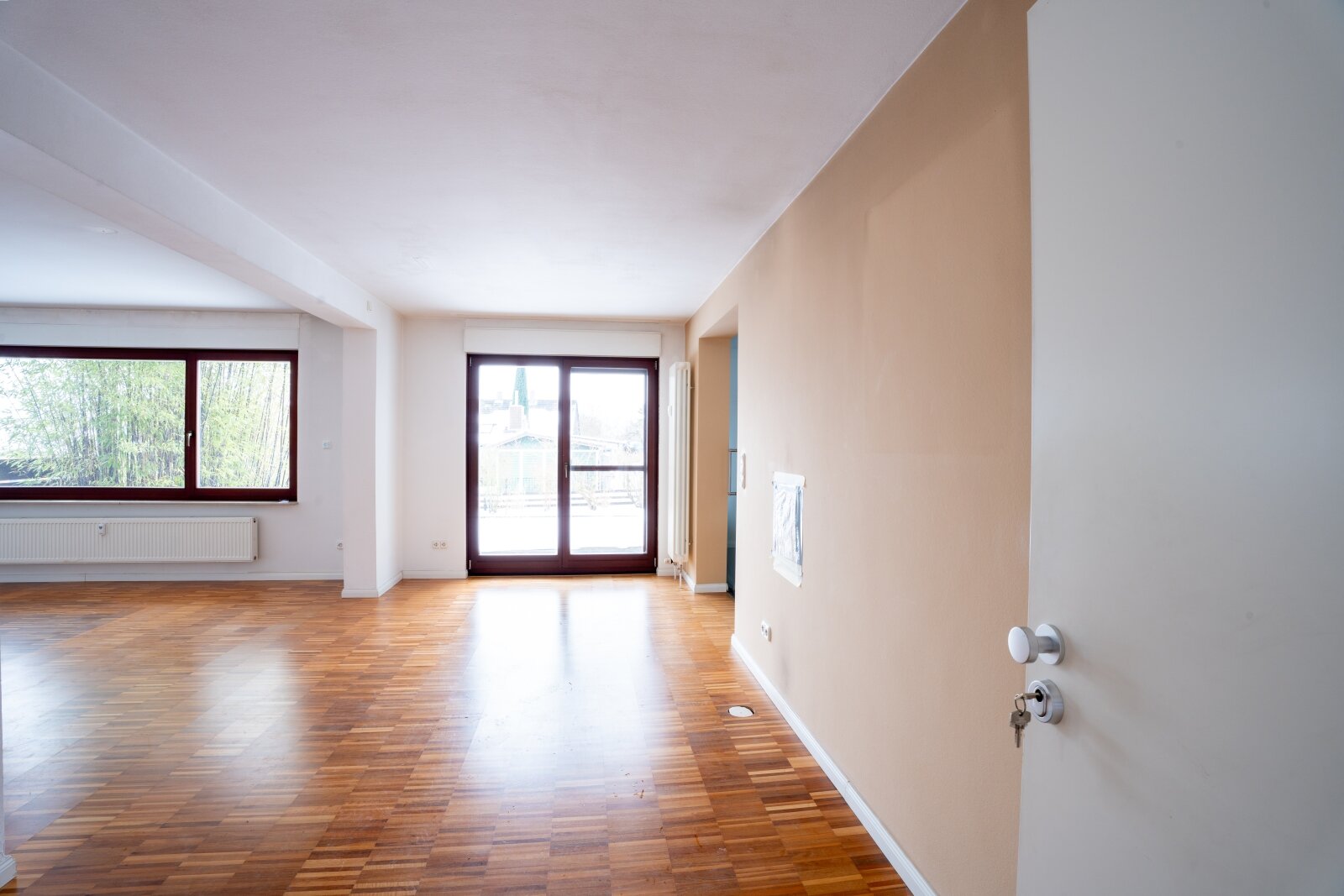 Bezugsfreies Zweifamilienhaus in Mellendorf – 2 sanierte Wohnungen mit Balkon, Terrasse, Vollkeller & Garage