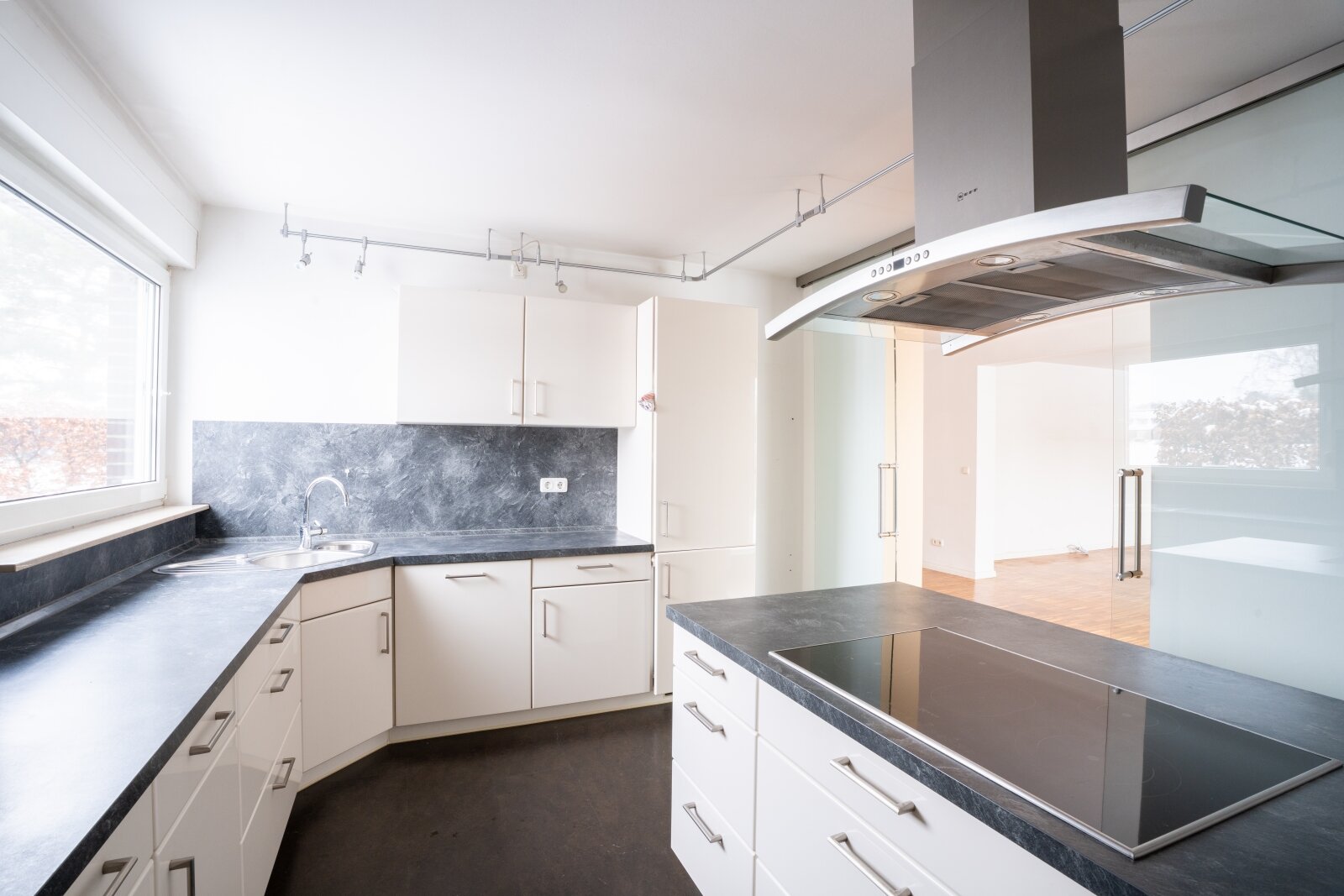 Bezugsfreies Zweifamilienhaus in Mellendorf – 2 sanierte Wohnungen mit Balkon, Terrasse, Vollkeller & Garage