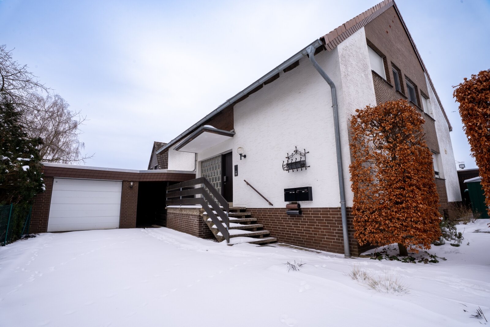 Bezugsfreies Zweifamilienhaus in Mellendorf – 2 sanierte Wohnungen mit Balkon, Terrasse, Vollkeller & Garage